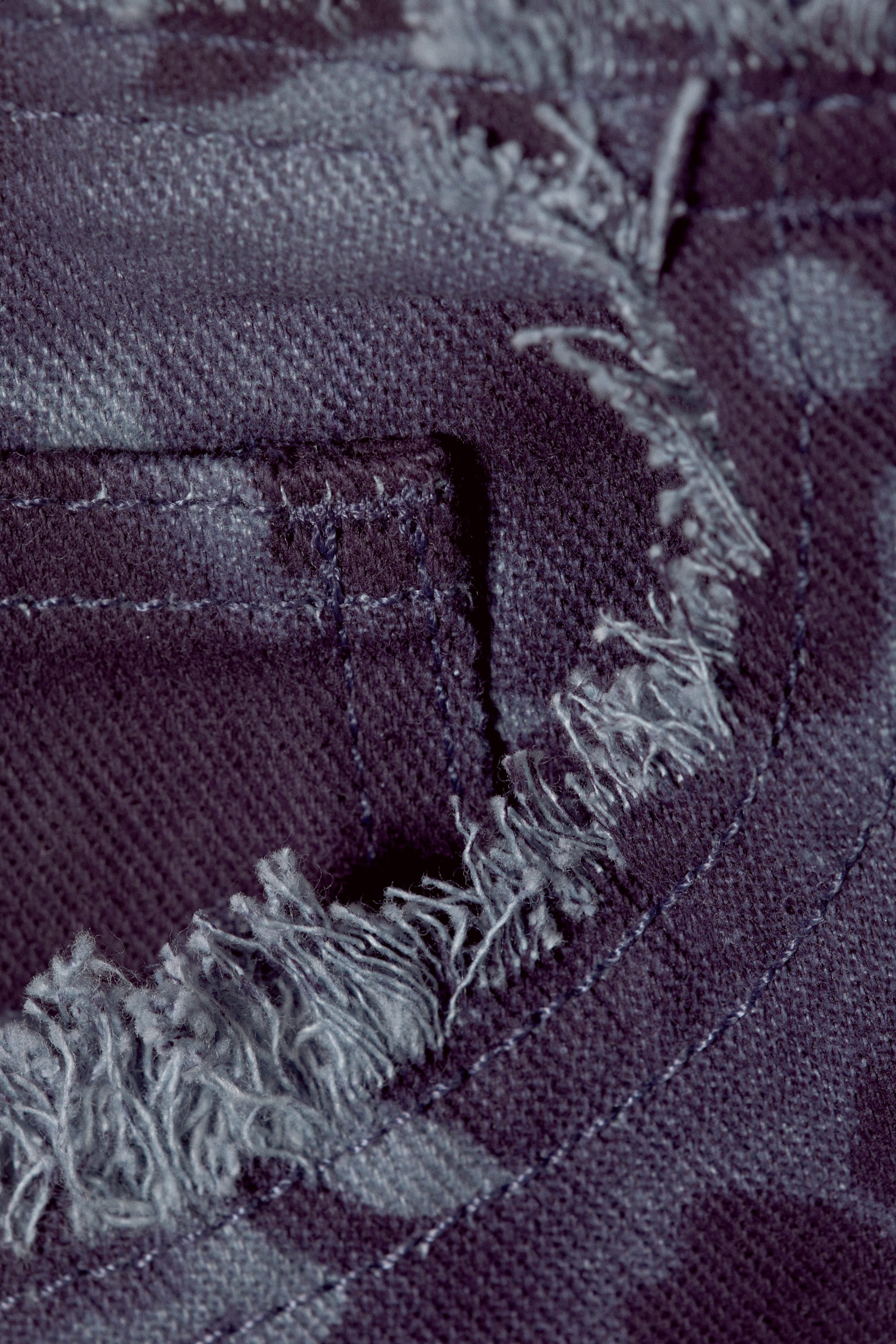 Blau mit Blumenmuster - Twill-Hose mit niedriger, ausgefranster Taille - 1