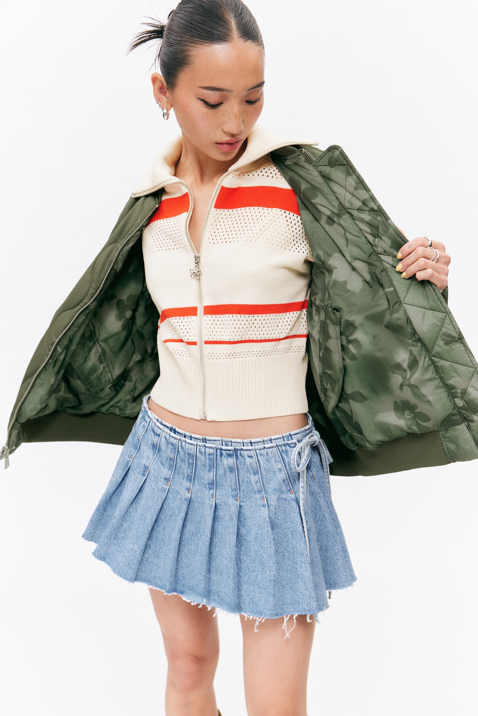 Locker geschnittene, wendbare Bomberjacke - Dunkles Khaki - Blumenmuster - 5