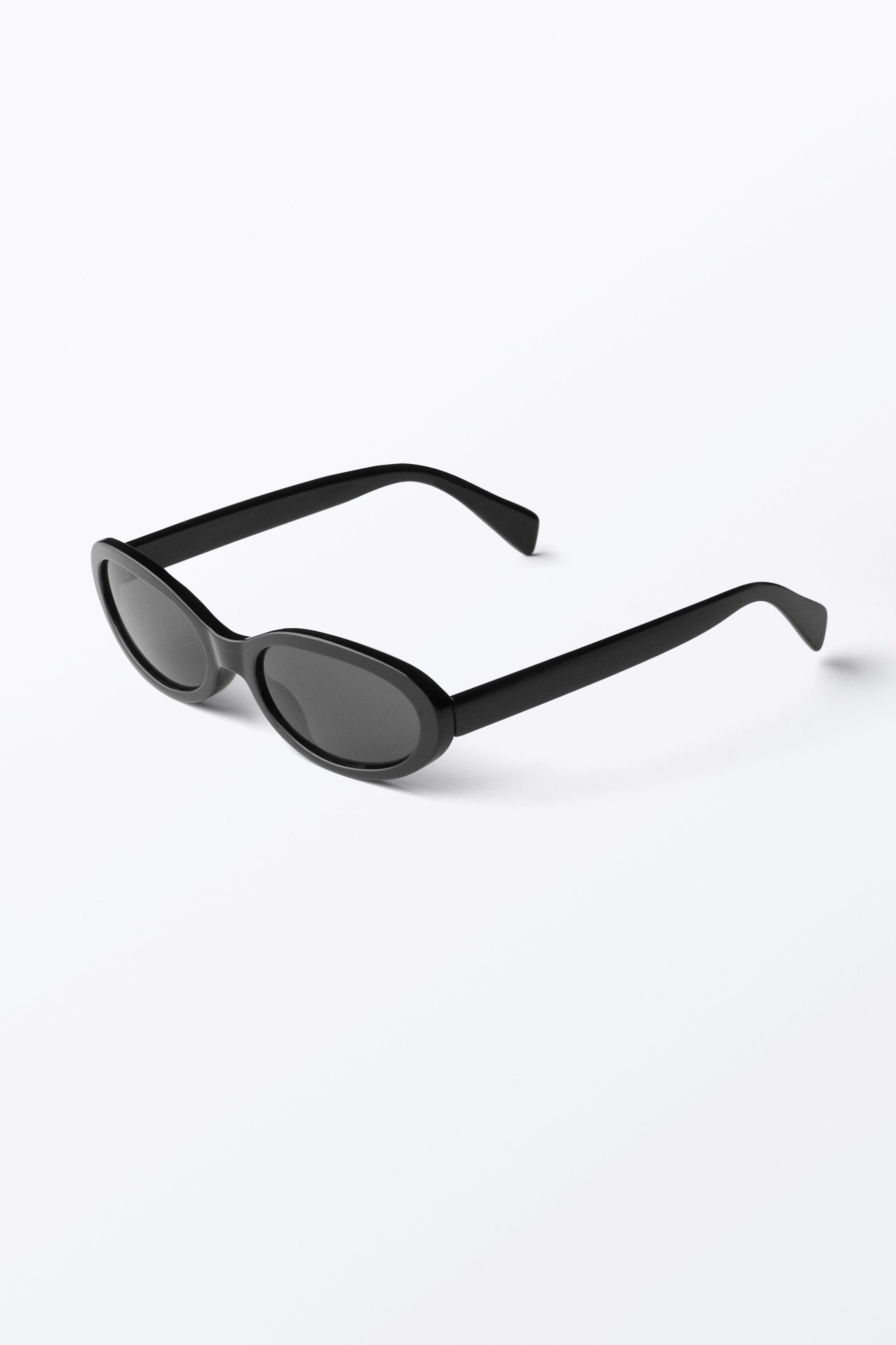 Svart - Svarta linser - Smala ovala tonade solglasögon - 2