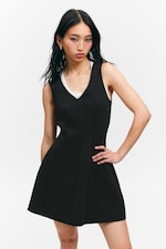 Schwarz - Scuba-Kleid mit V-Ausschnitt und Fit-and-Flare-Cut - 2