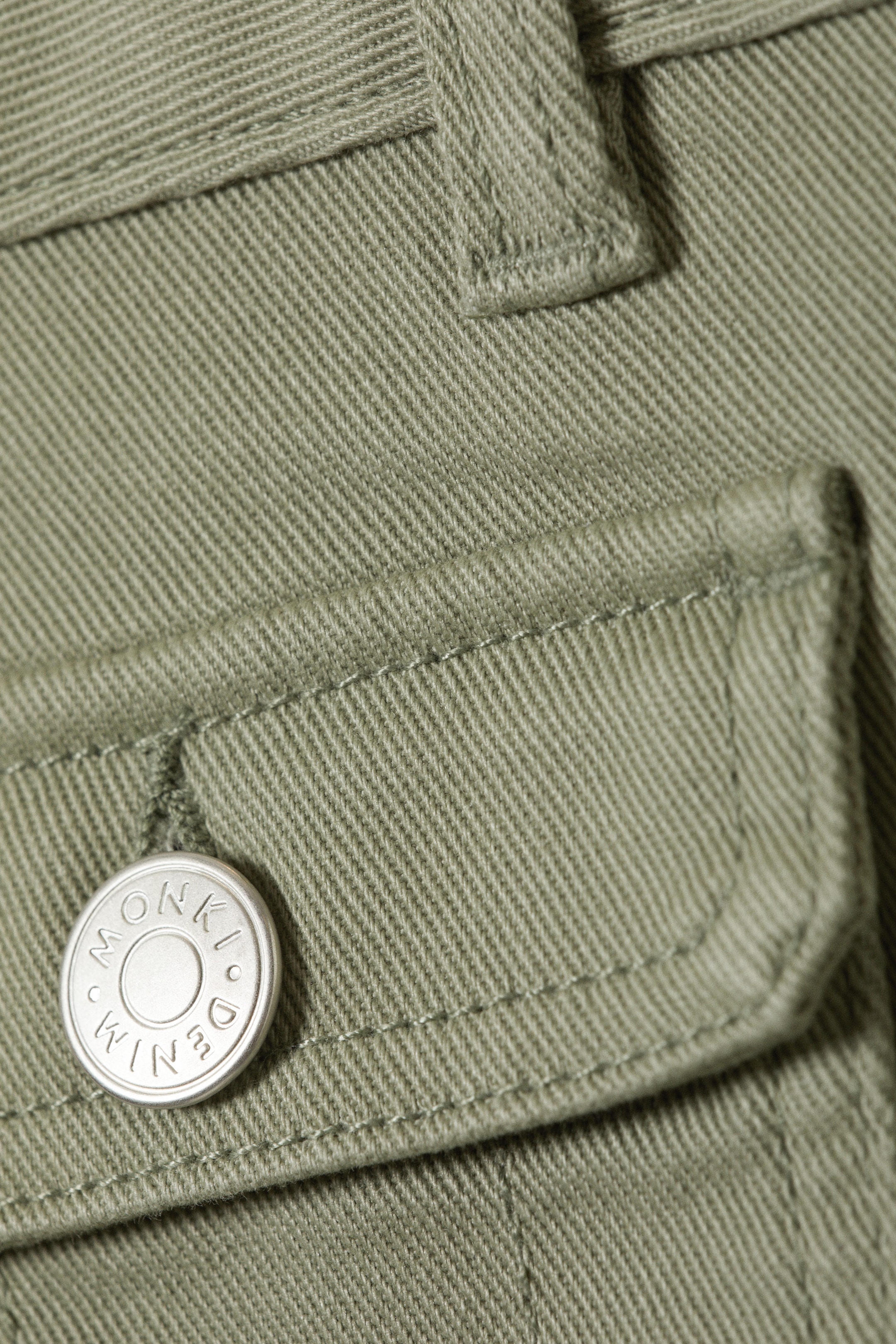 Helles Khakigrün - Mini-Shorts mit Utility-Taschen - 4