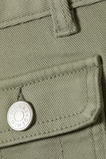 Helles Khakigrün - Mini-Shorts mit Utility-Taschen - 4