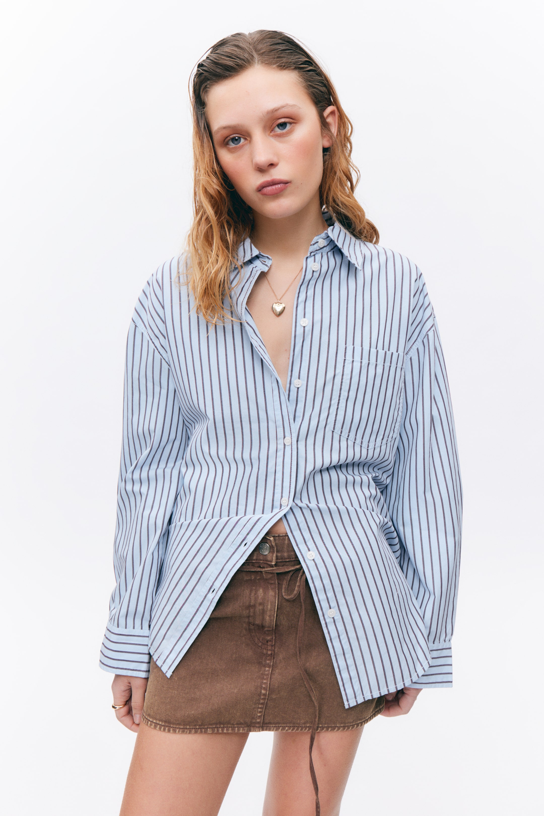 Visa större bild: Oversized långärmad poplin skjorta - Ljusblå/Randig - DAM | H&M SE 1