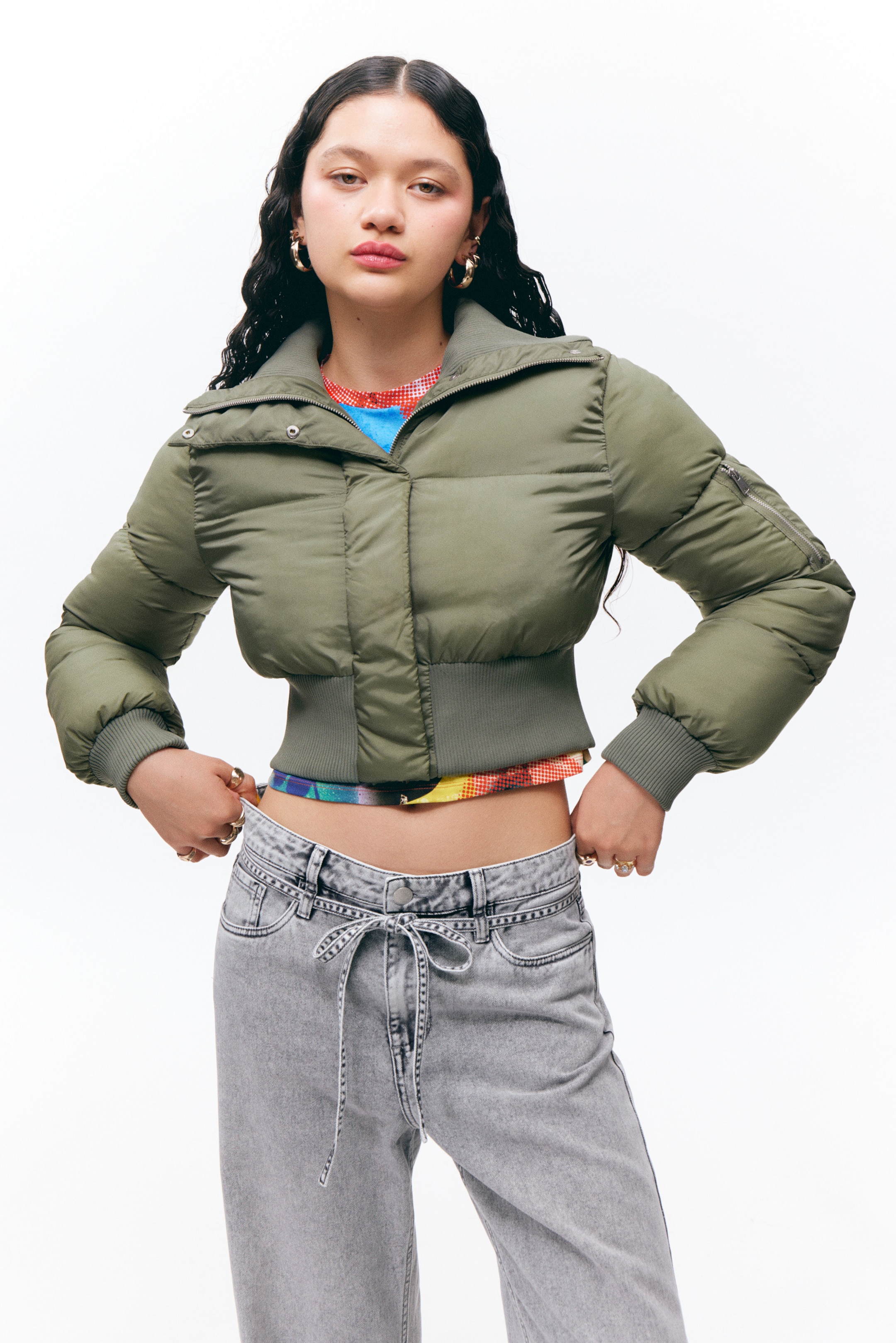 Zobacz większy obraz: Watowana kurtka puffer Cropped - Zieleń khaki - ONA | H&M PL 1