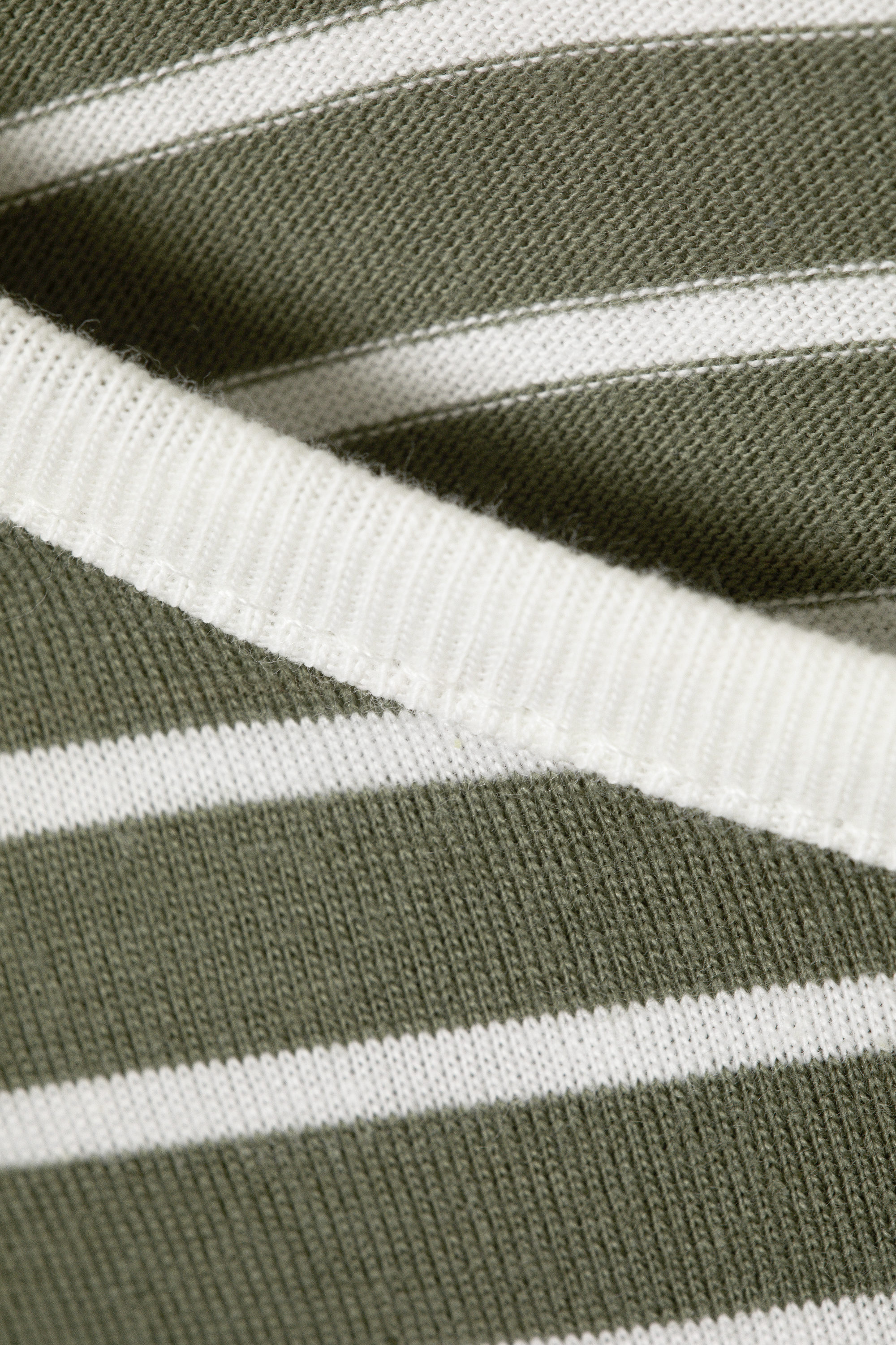 Gestreiftes Khaki - T-Shirt mit kastigem Ärmel - 4