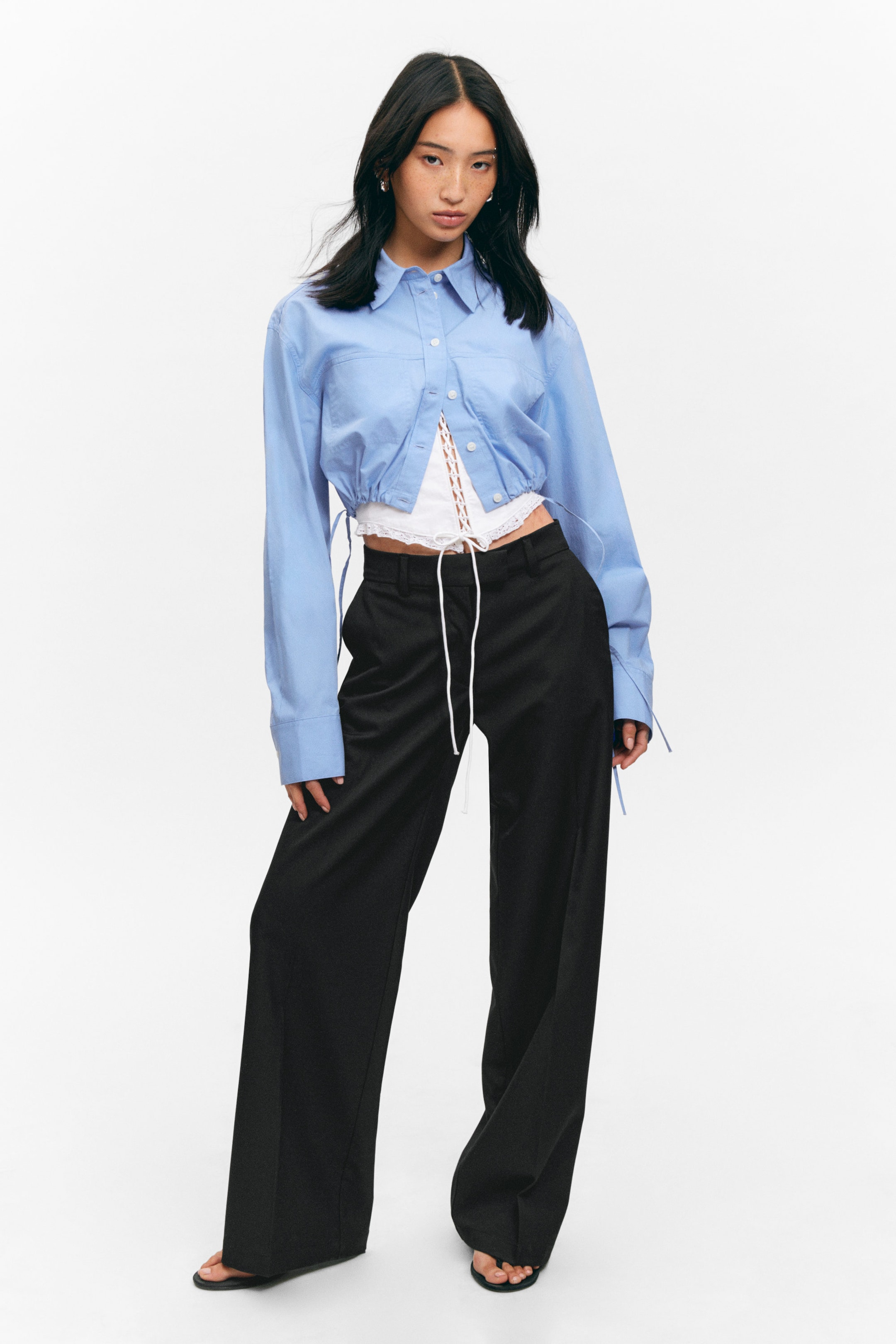 Schwarz - Tief geschnittene Bundfaltenhose aus Anzugstoff - 1