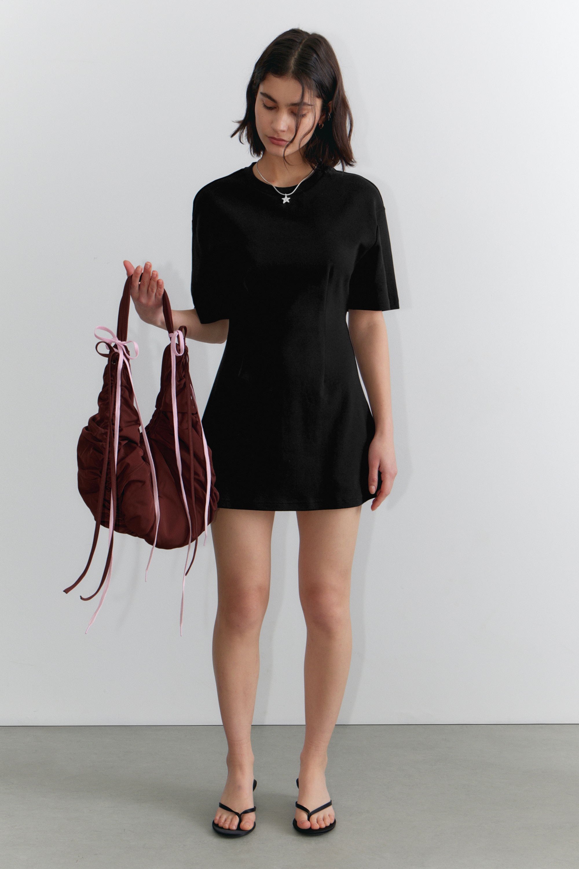 Kort strukturerad T-shirt-klänning - Svart/Vit