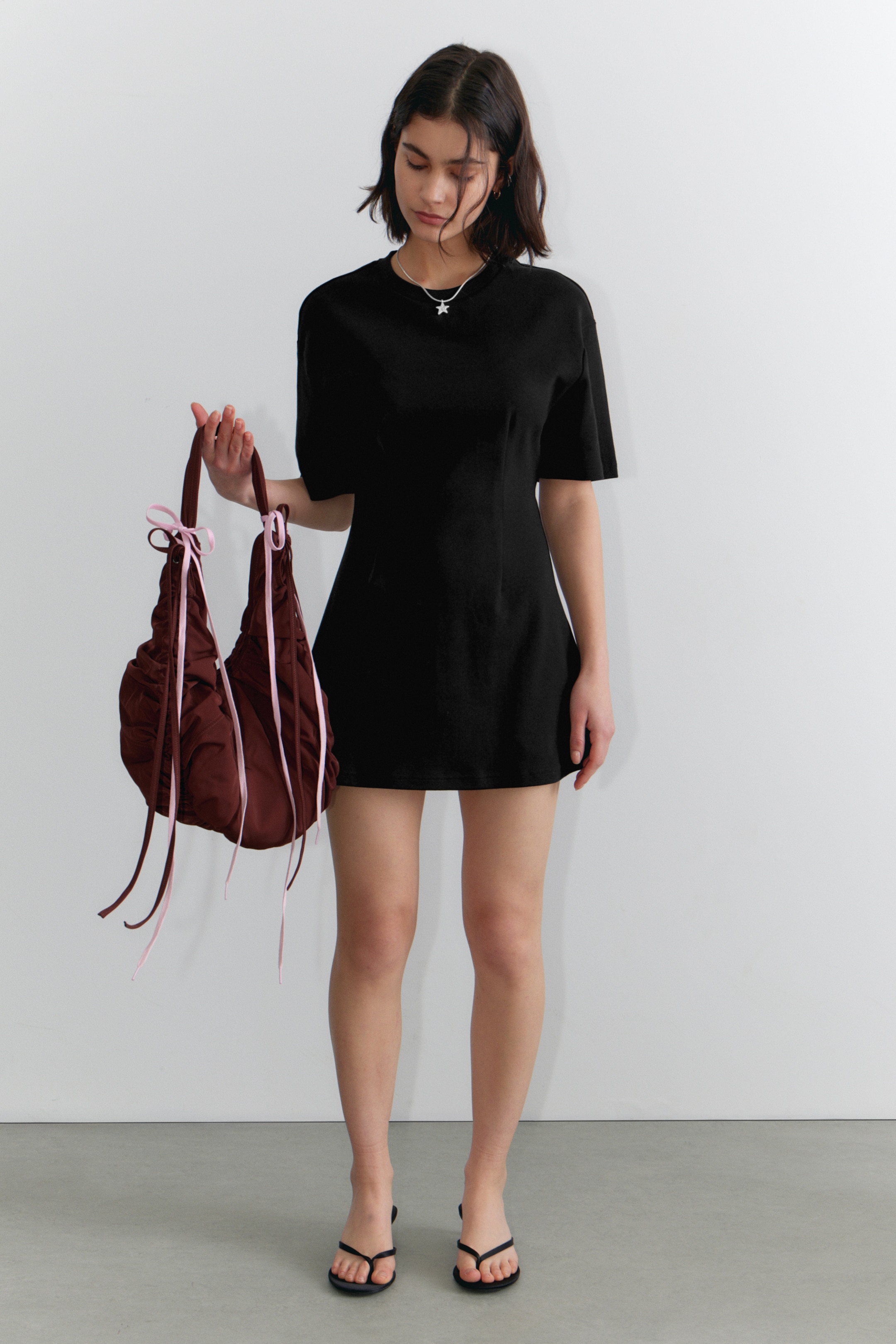 Größeres Bild anzeigen: Strukturiertes Mini-T-Shirt-Kleid - Schwarz - Ladies | H&M AT 1