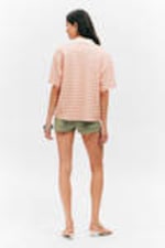 Rosa gestreift - Gestreiftes Polo-Shirt in Relaxed Fit - 2