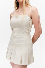 Hellbeige - Plissee-Minikleid aus Twill mit Bindeband - 1