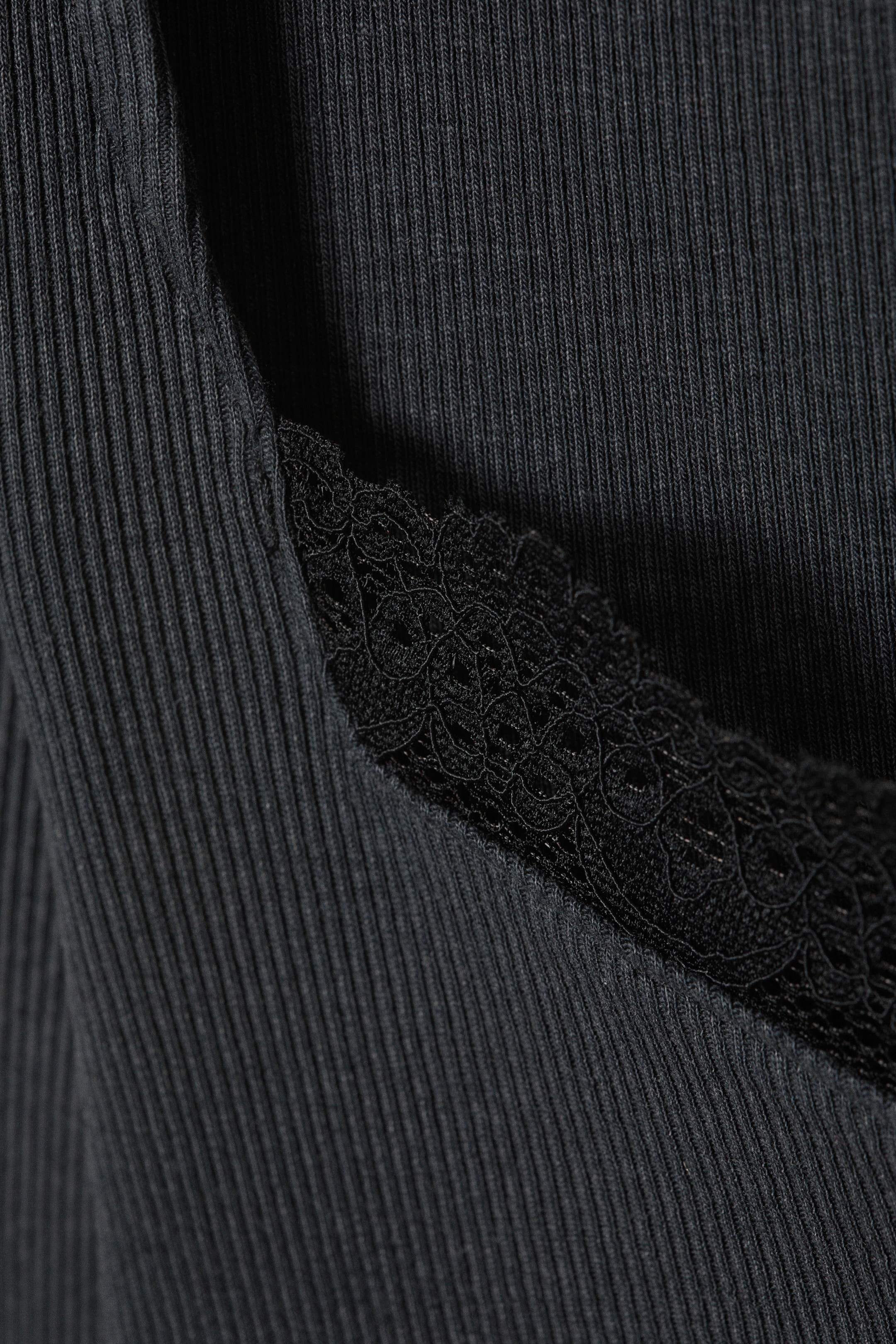 Größeres Bild ansehen: Eng anliegendes Longsleeve mit Spitzenbesatz - Verwaschenes Schwarz - Ladies | H&M DE 2