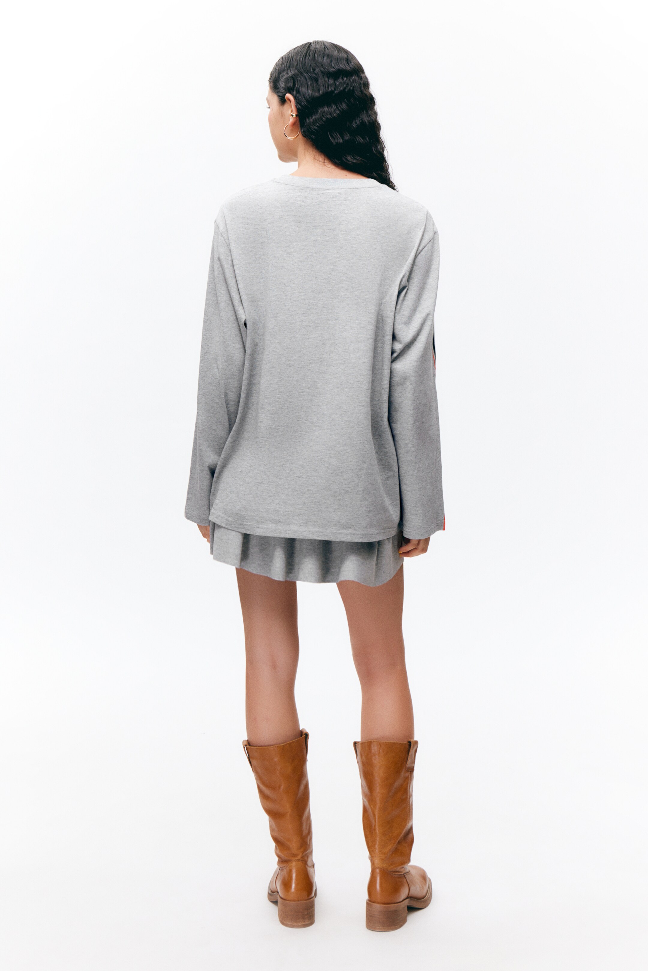 Zobacz większy obraz: Obszerna sukienka T-shirtowa z długim rękawem - Grey - Ambience - ONA | H&M PL 3