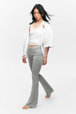 Staubgrau - Ausgestellte, gerippte Hose mit niedriger Taille - 2