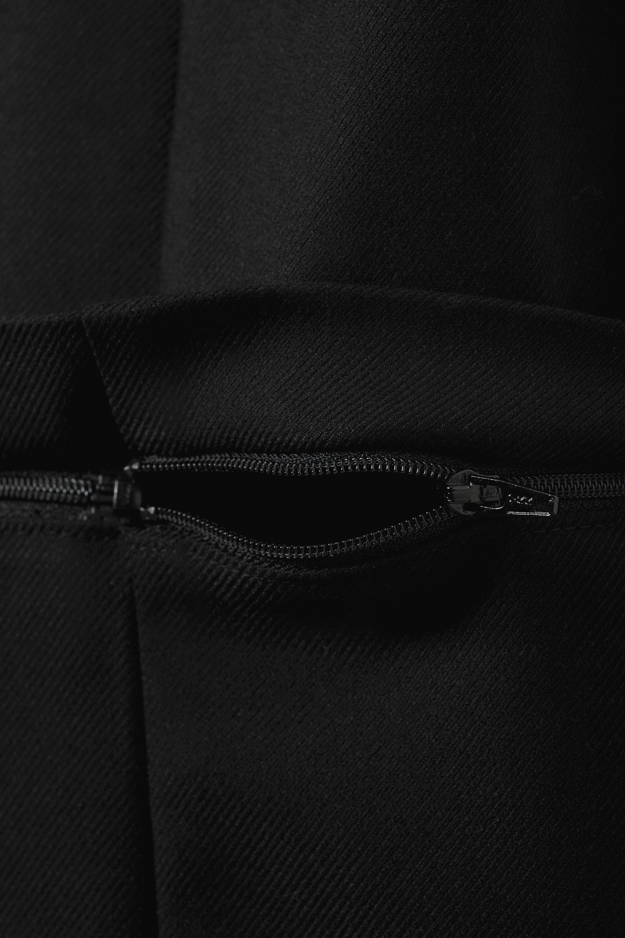 Grösseres Bild ansehen: Niedrig geschnittene Zip-Off-Anzughose - Schwarz - DAMEN | H&M CH 8