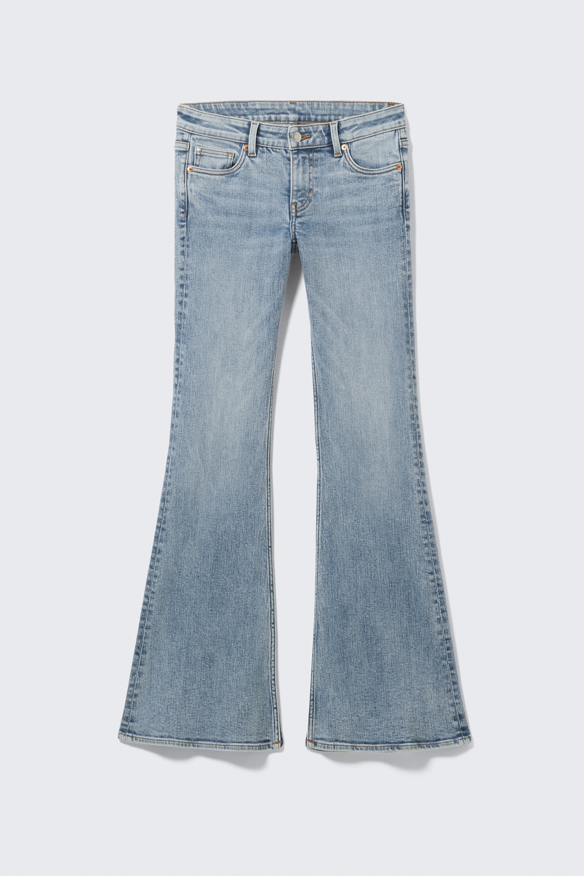 Katsumi Jeans mit Schlag und niedriger Taille - Fresh Blue/Verwaschenes Schwarz