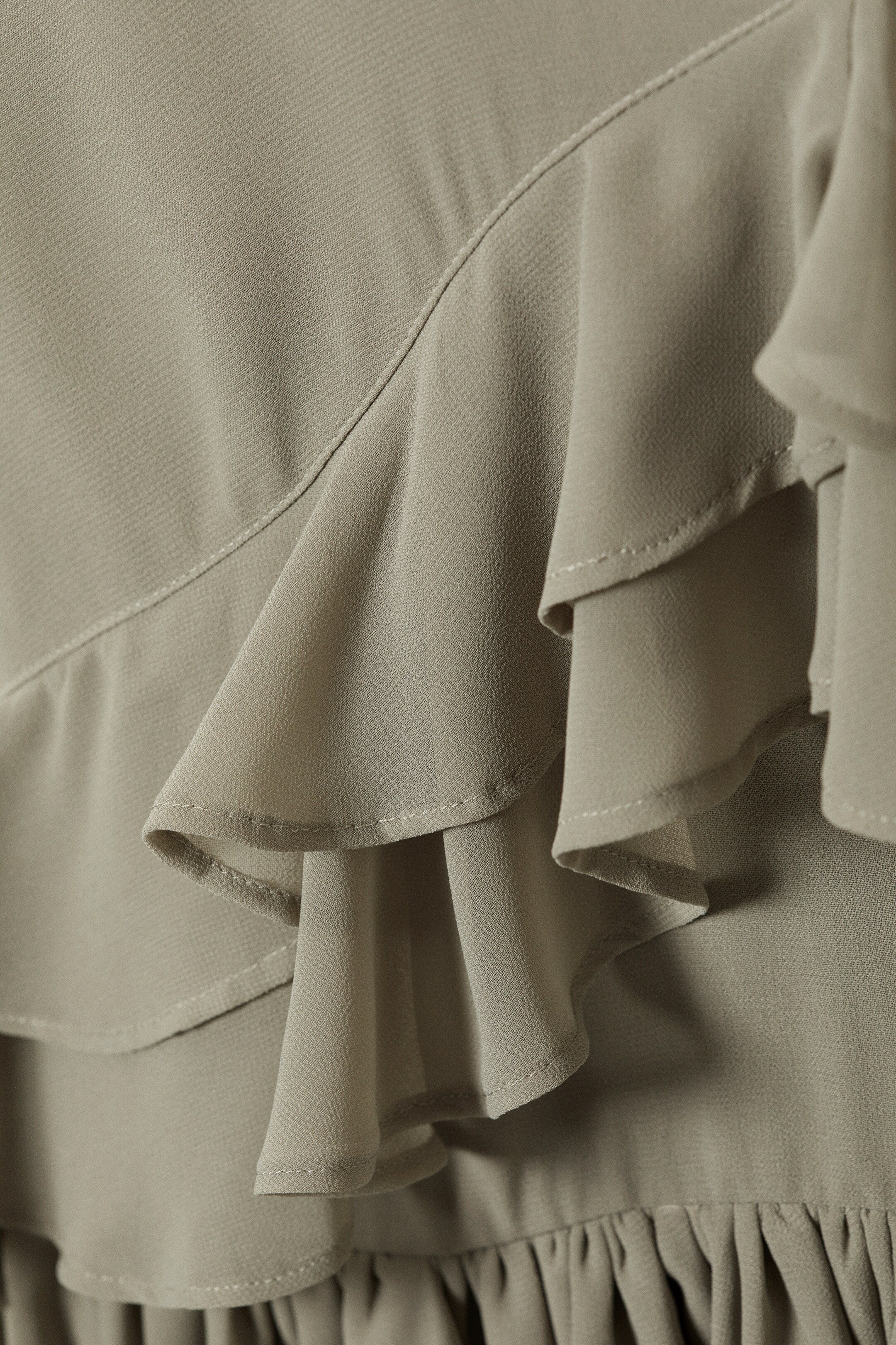 Grösseres Bild ansehen: Mini-Camikleid mit Rüschen - Khakigrün - DAMEN | H&M CH 6
