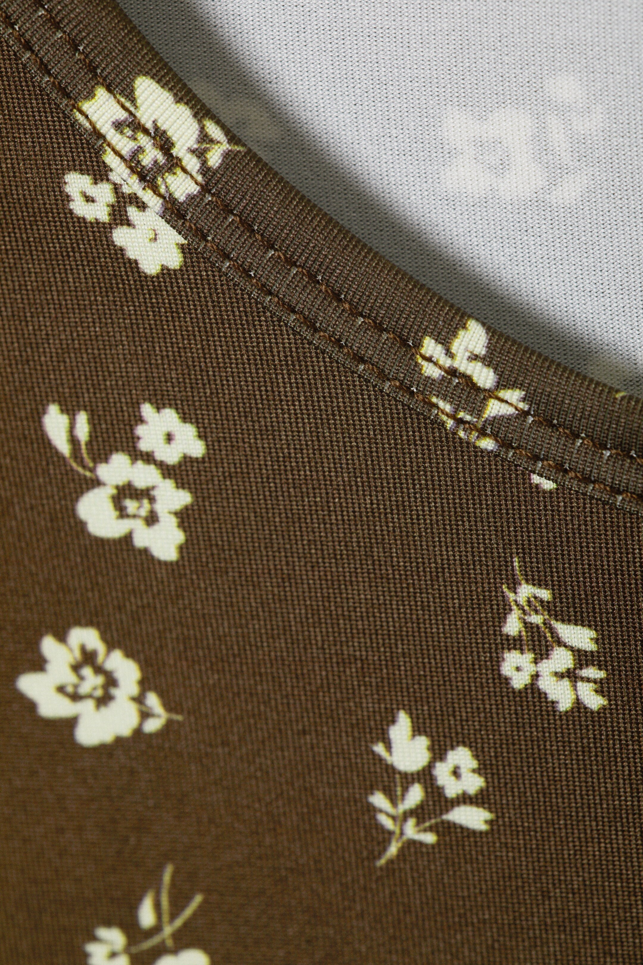 Braun mit Blumen - Kurzes T-Shirt - 1