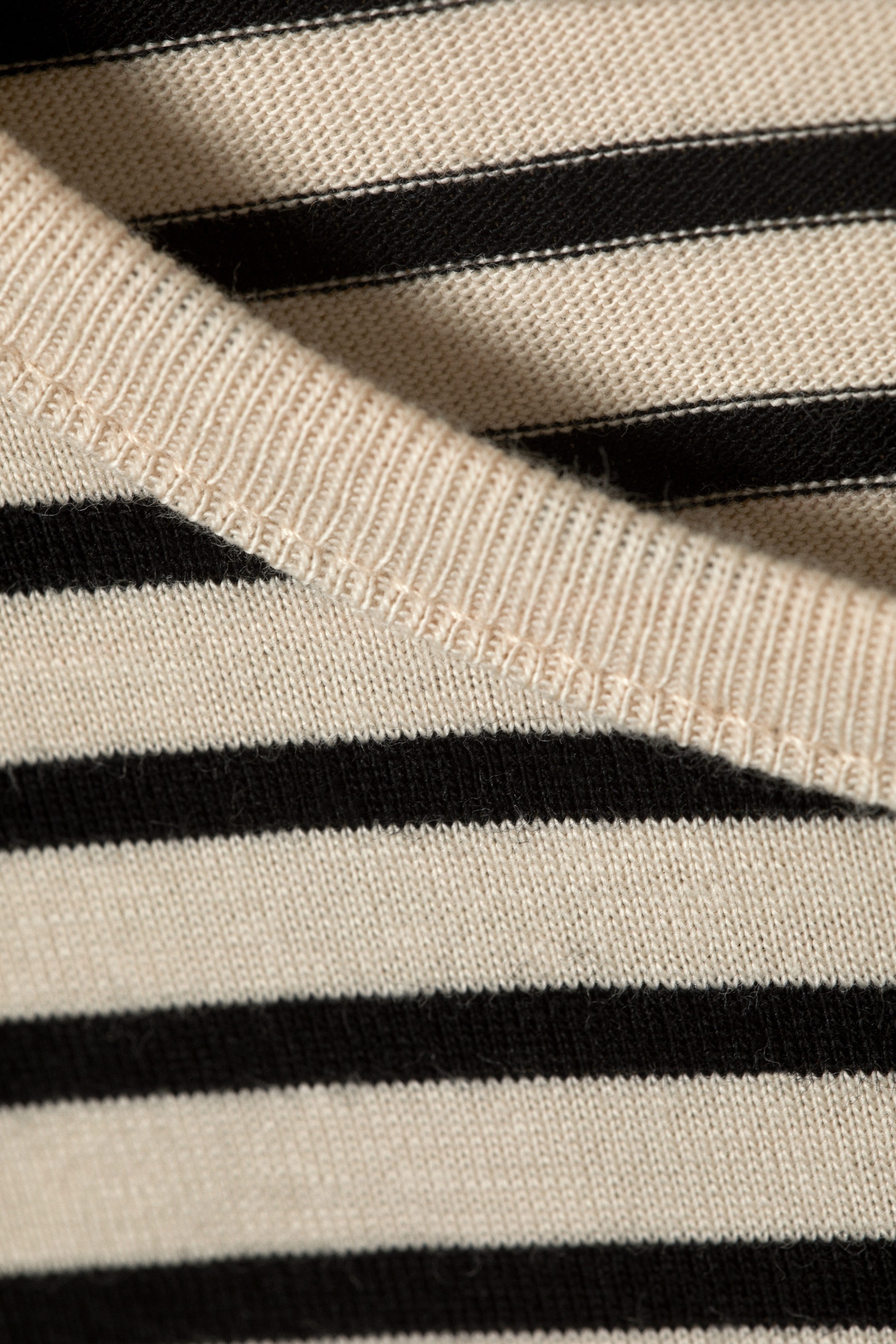 Schwarz gestreift - T-Shirt mit kastigem Ärmel - 4