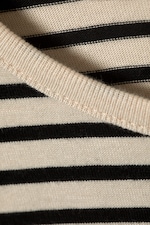 Schwarz gestreift - T-Shirt mit kastigem Ärmel - 4