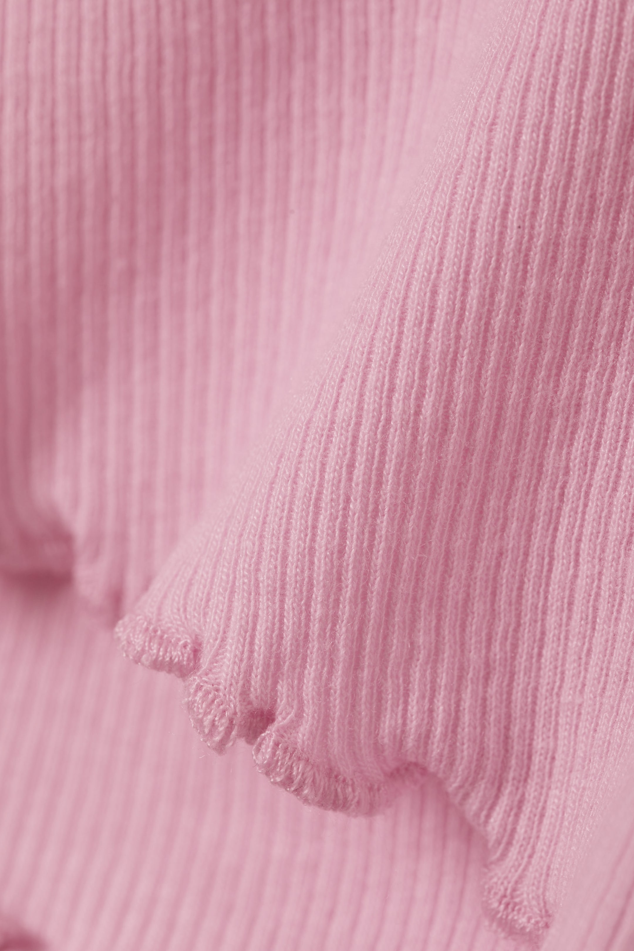 Rosa - Gerippte Mini-Shorts mit Rüschen - 1