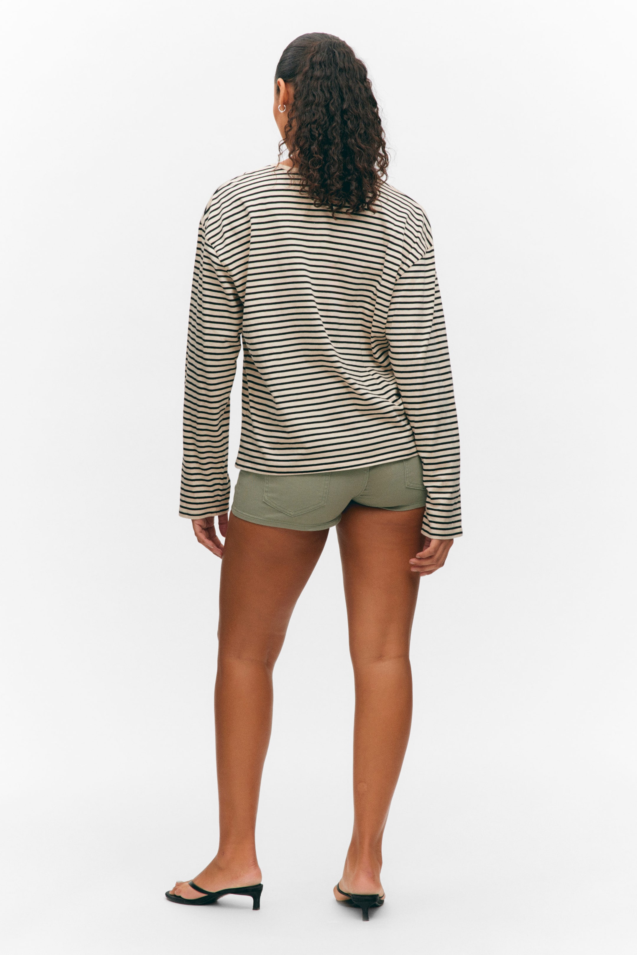 Schwarz gestreift - T-Shirt mit kastigem Ärmel - 2