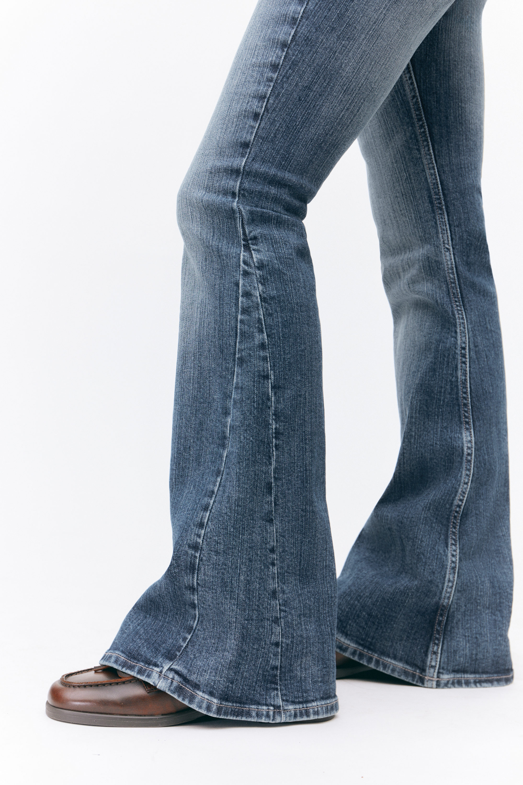 Sunset Blue - Mellanblå - Cheri utsvängda jeans med låg midja - 2