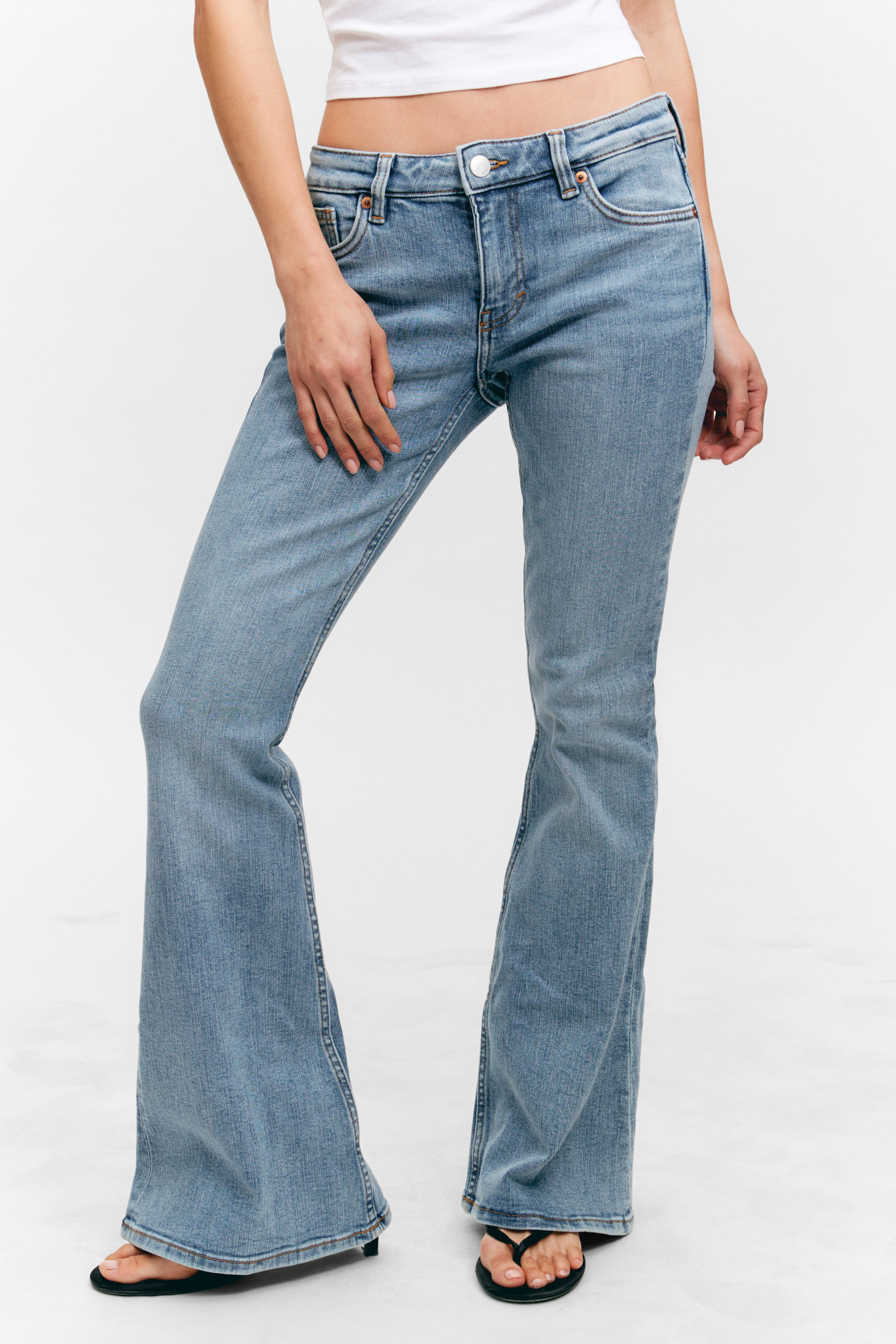 Fresh Blue - Katsumi Jeans mit Schlag und niedriger Taille - 2