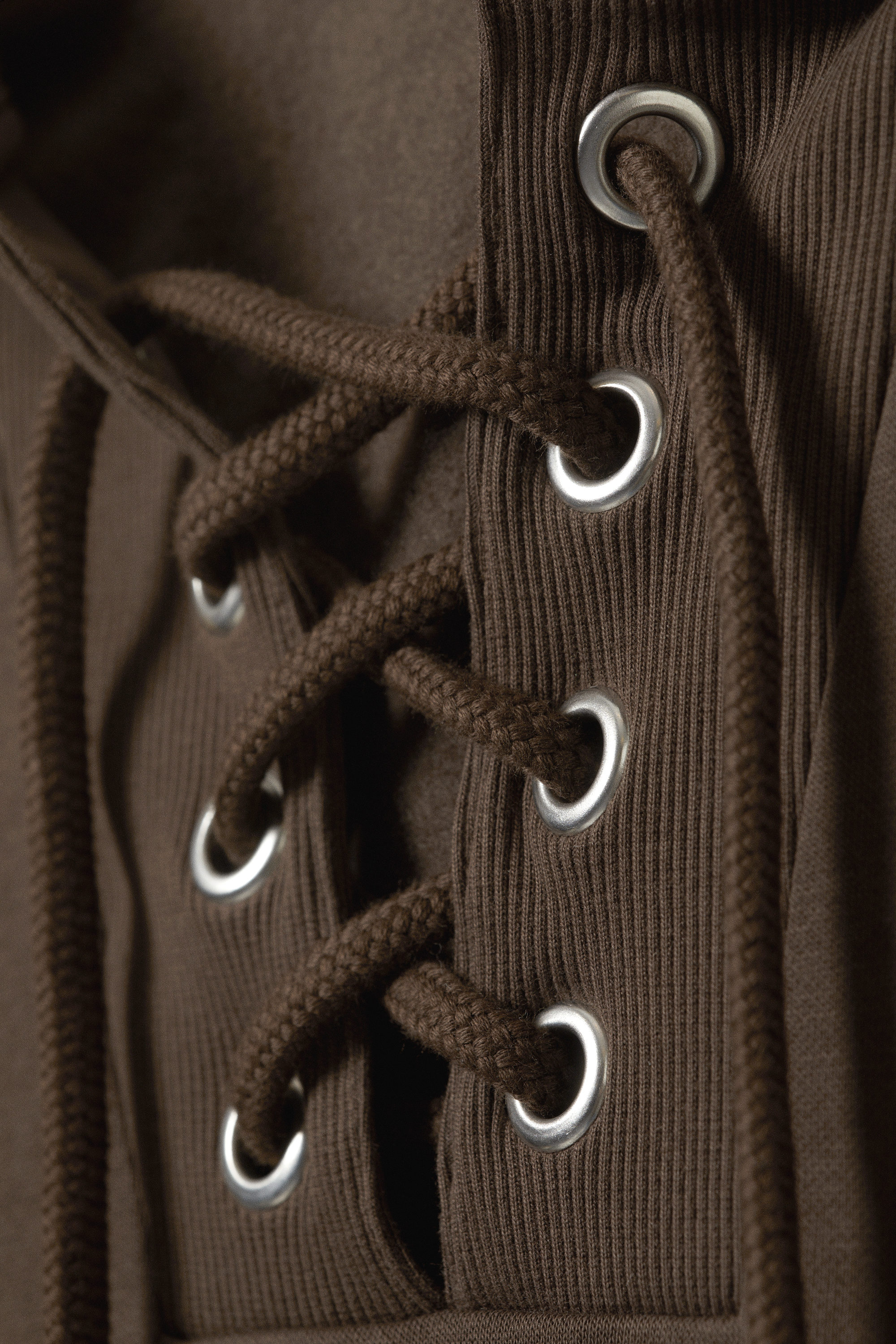 Dunkelbraun - Kurzer Hoodie mit Schnürdetails - 4