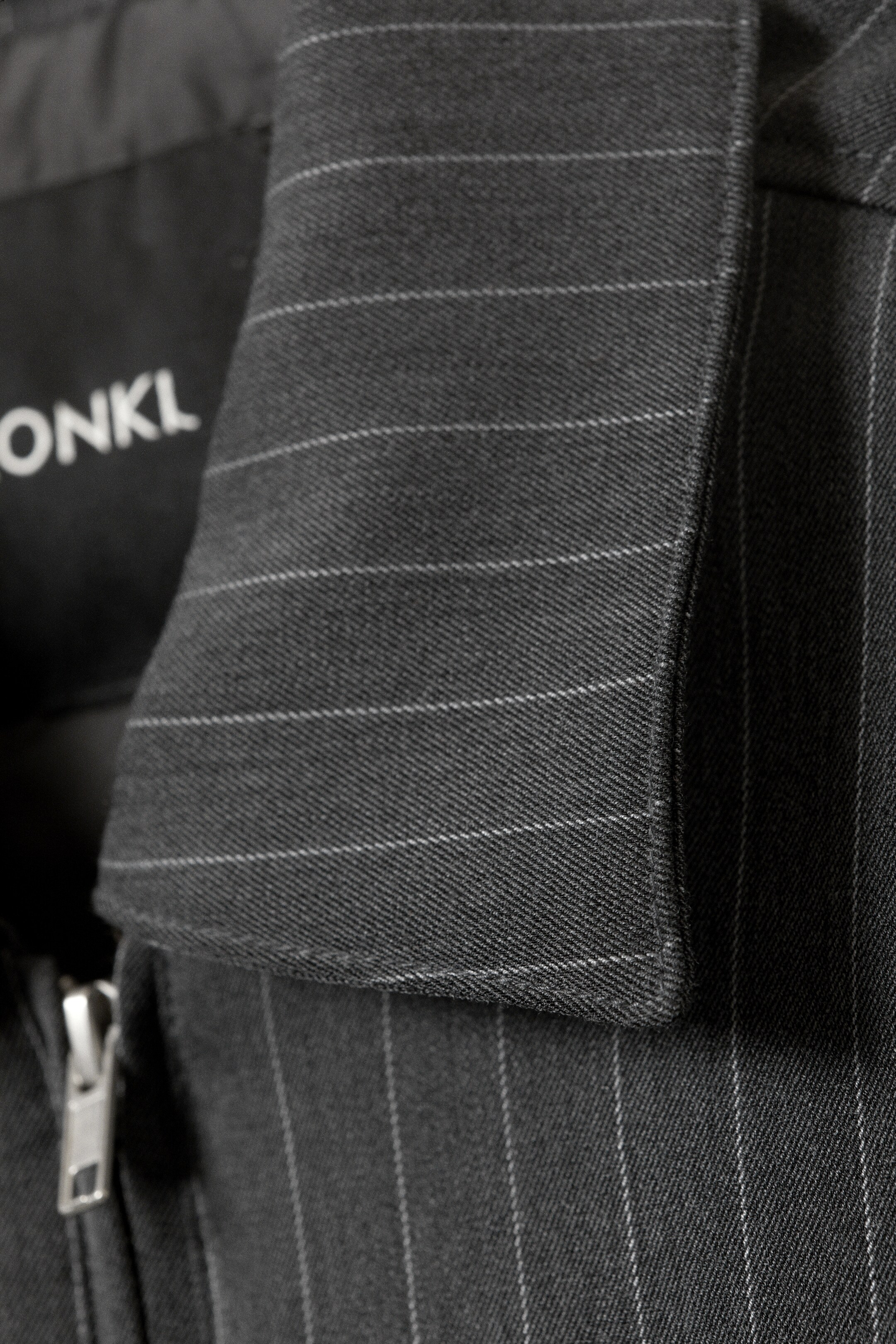 Zobrazit větší obrázek: Padded Suiting Bomber Jacket - Striped Dark Grey - ŽENY | H&M CZ 6