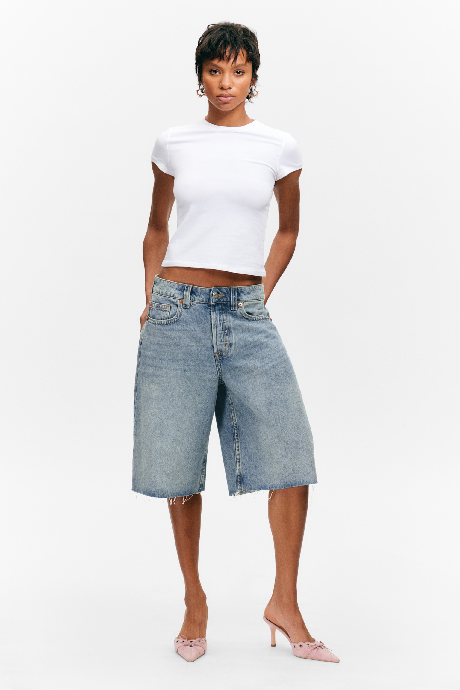 Peggy denimshorts med lavt liv og løse, posete ben - Mellomblå - Middels blå