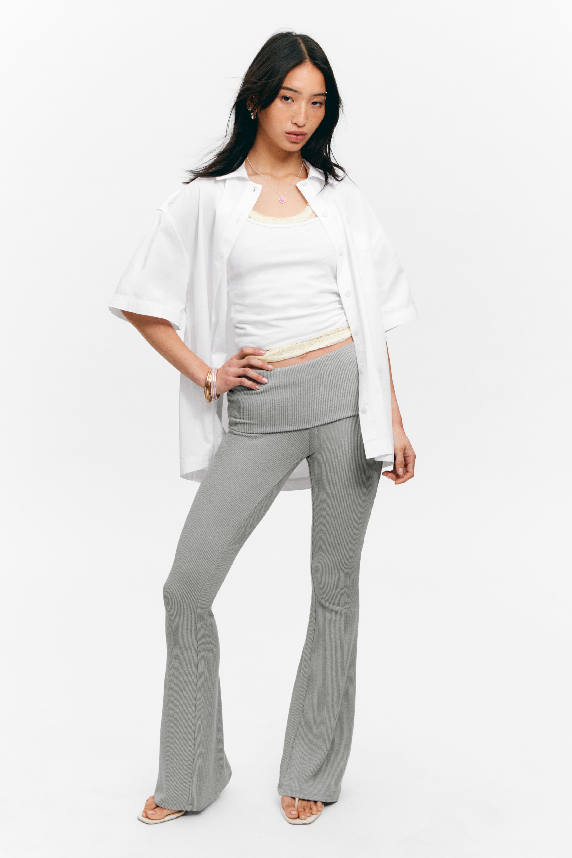 Grotere afbeelding bekijken: Wijd uitlopende geribde broek met lage taille - Zachtgrijs - DAMES | H&M NL 1