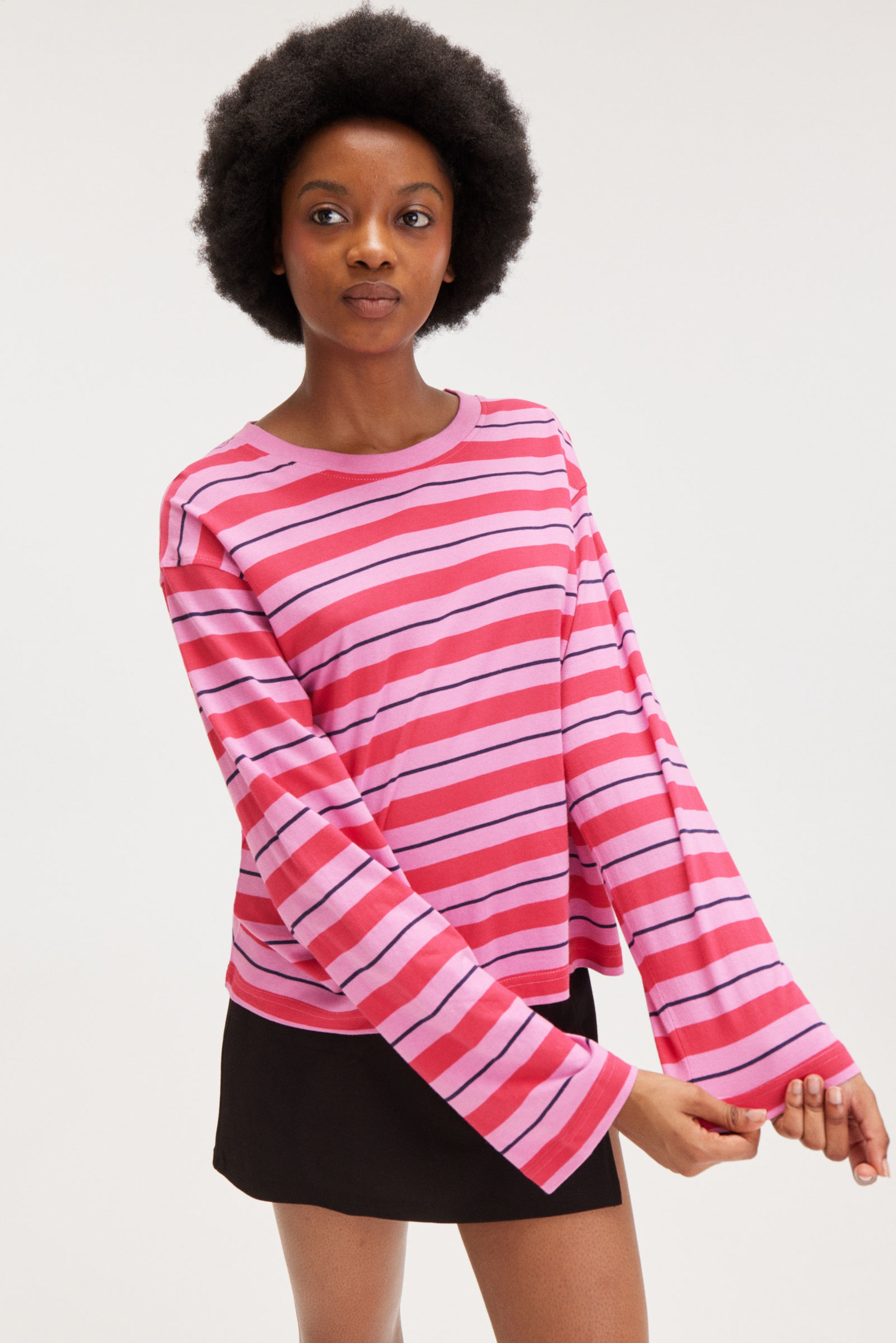 Marineblau und rosa gestreift - T-Shirt mit kastigem Ärmel - 1