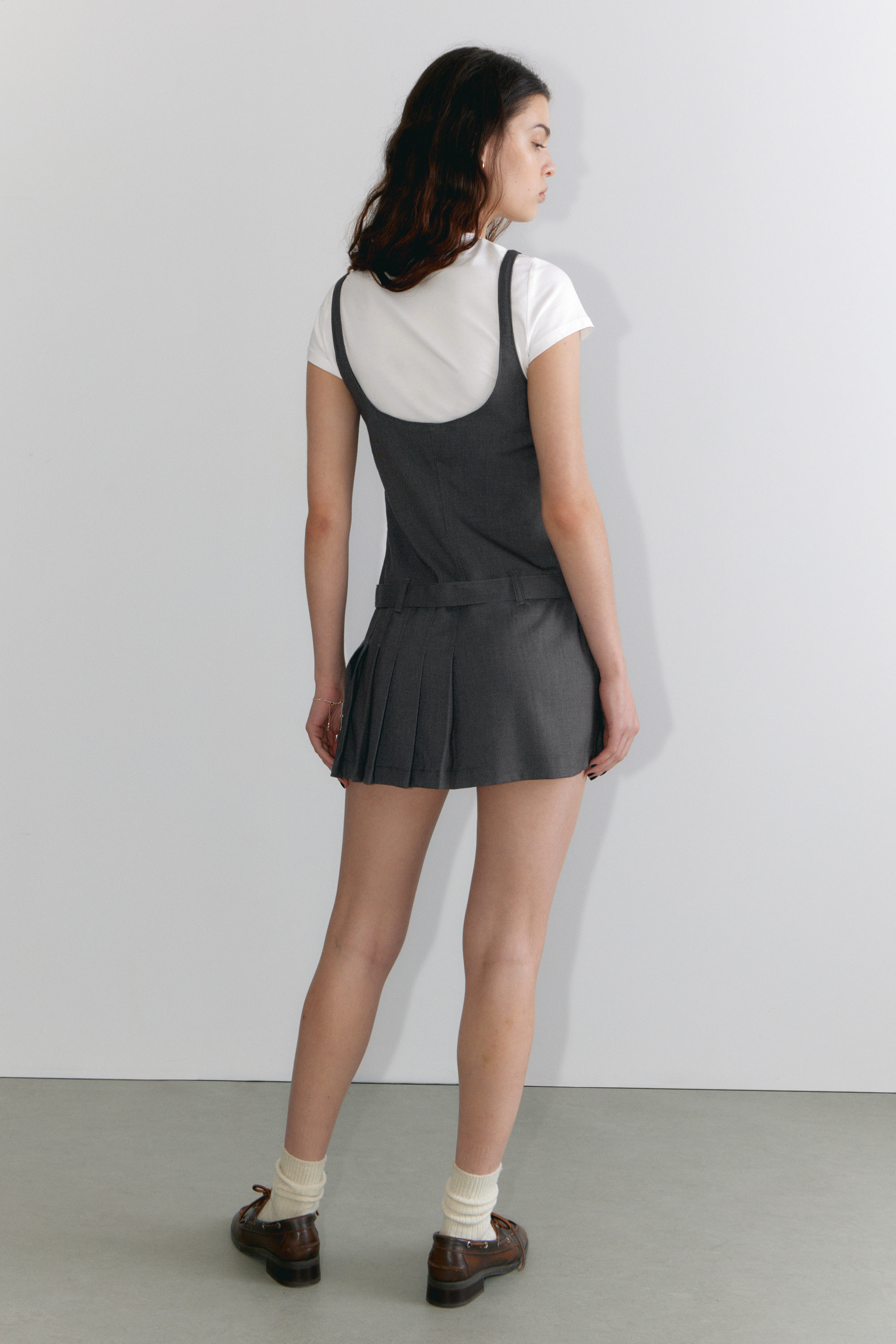 Dunkelgrau - Plissiertes Minikleid mit Gürtel - 3