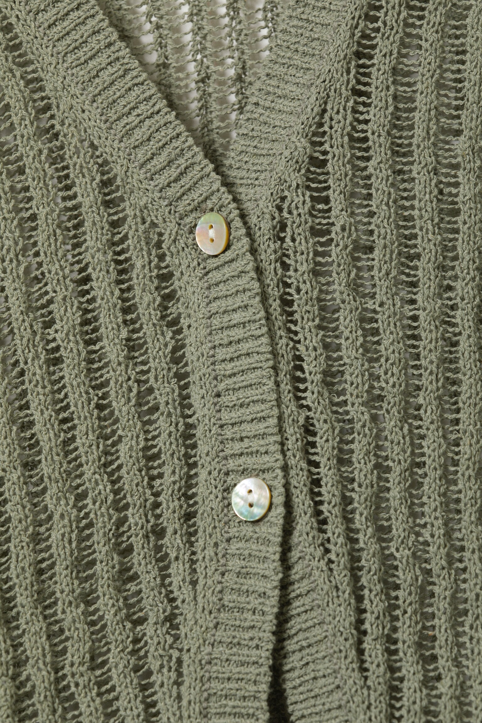 Hulstrikket cardigan med V-hals - Kakigrøn/Støvet hvid - 3