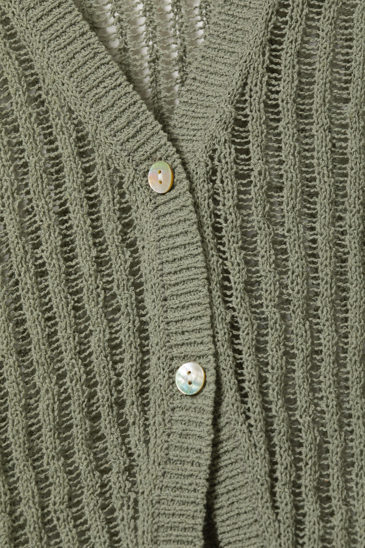 Cardigan aus offenem Strick mit V-Ausschnitt - Khakigrün/Blasses Weiß - 5