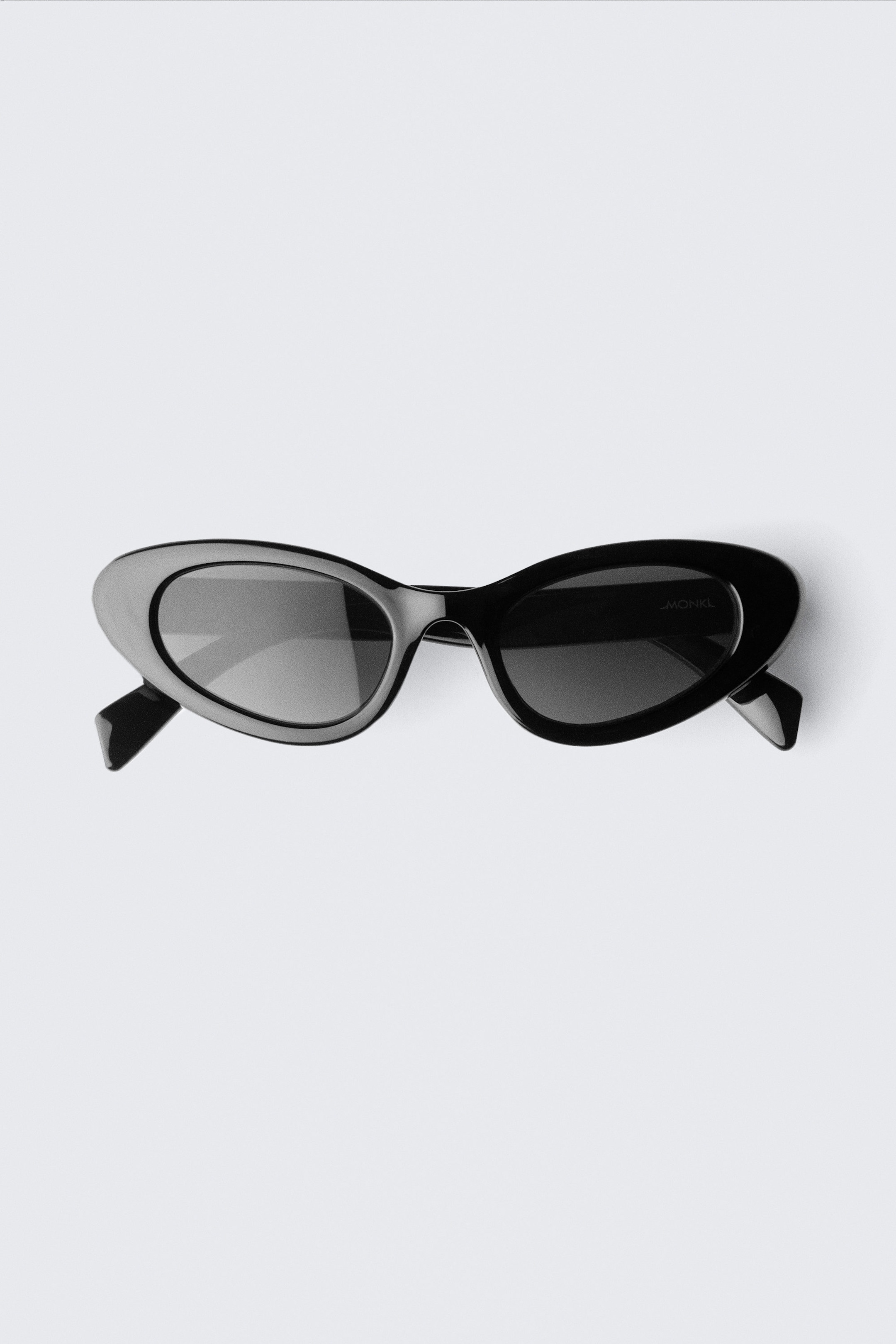 Schwarz - Schwarze Gläser - Cat-Eye-Sonnenbrille mit geschwungenen Bügeln - 2