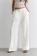 vit satin - Vida plisserade kostymbyxor med hög midja - 1