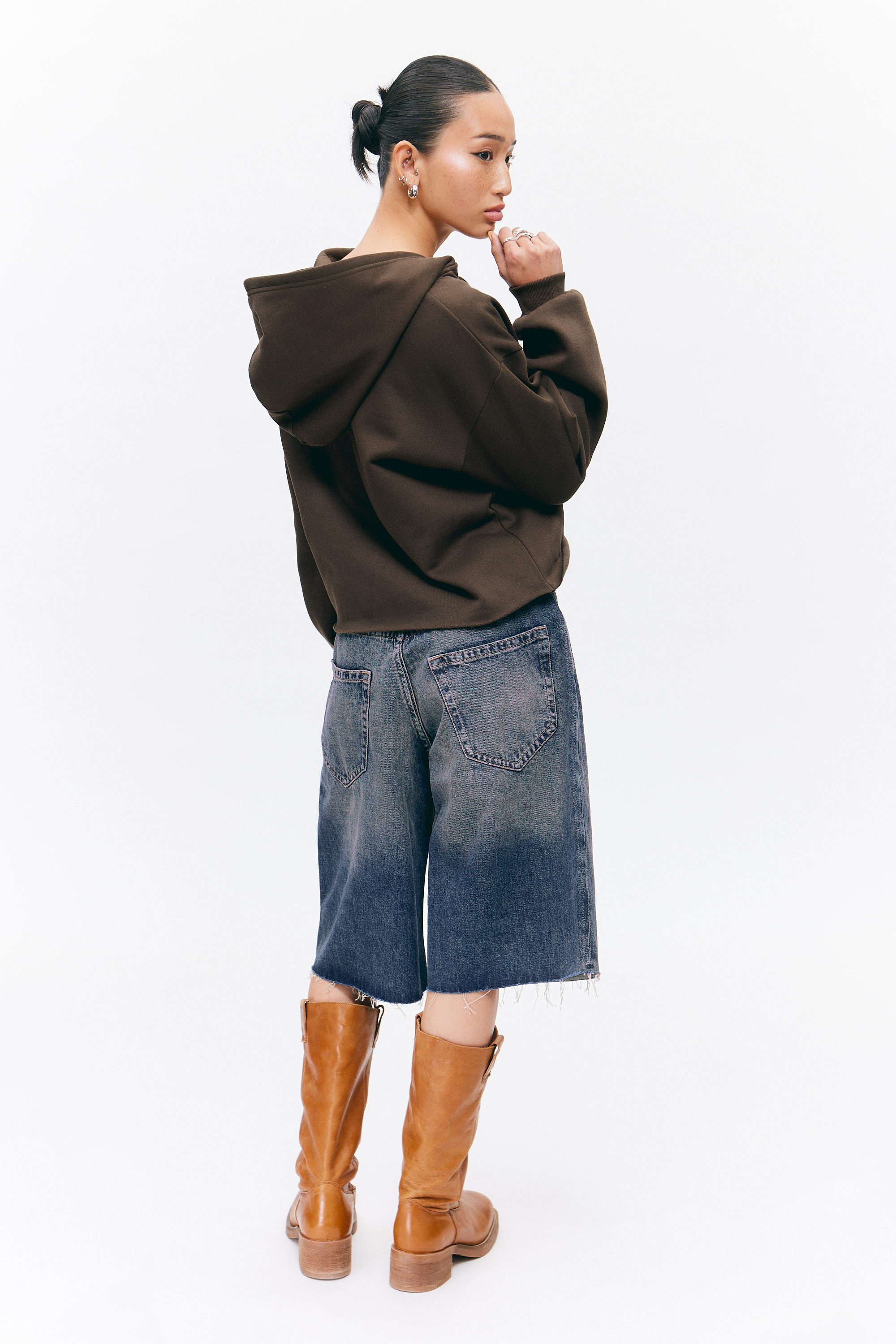 Dunkelbraun - Kurzer Hoodie mit Schnürdetails - 2