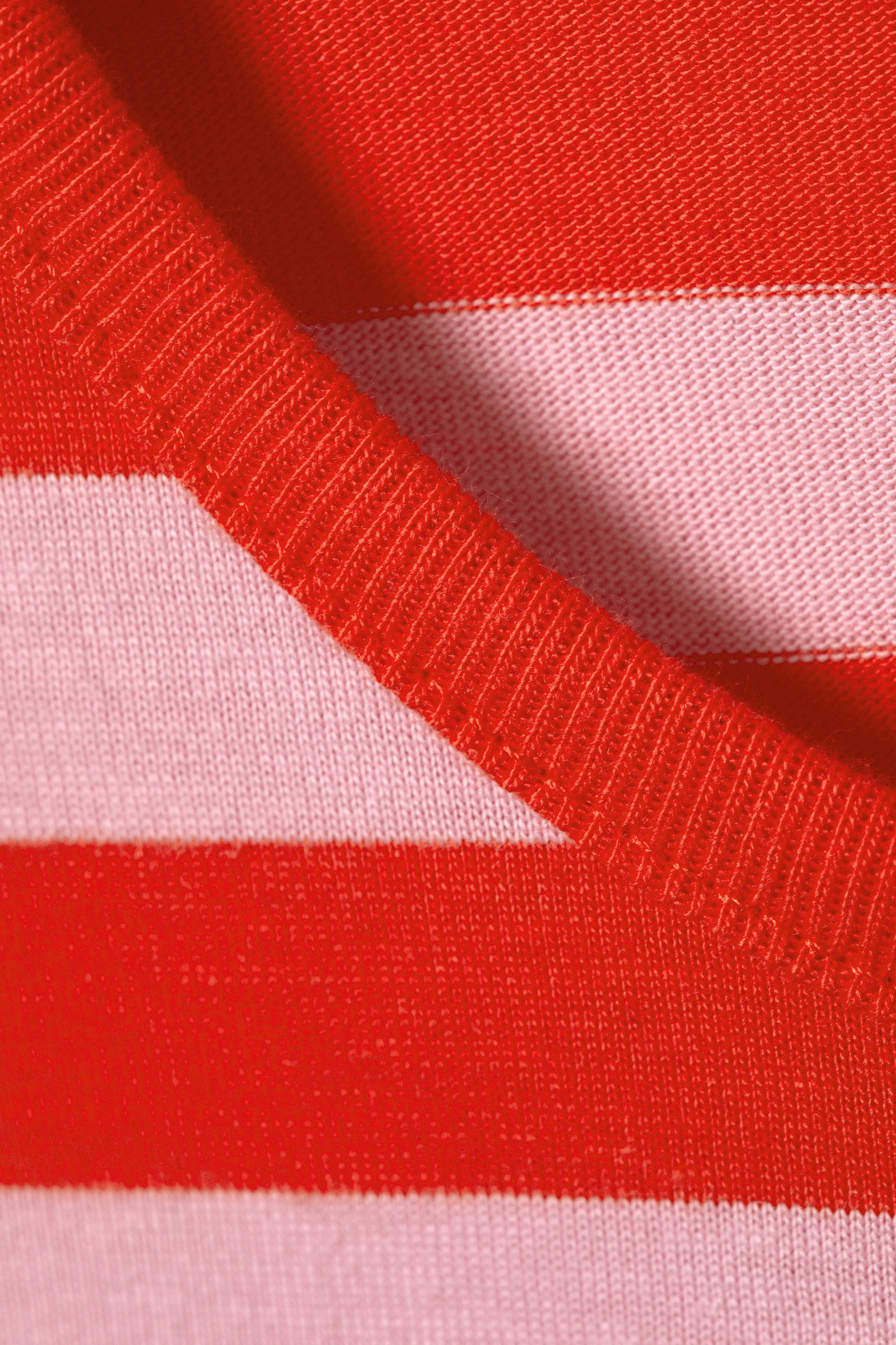 Rote und rosa gestreift - T-Shirt mit kastigem Ärmel - 1