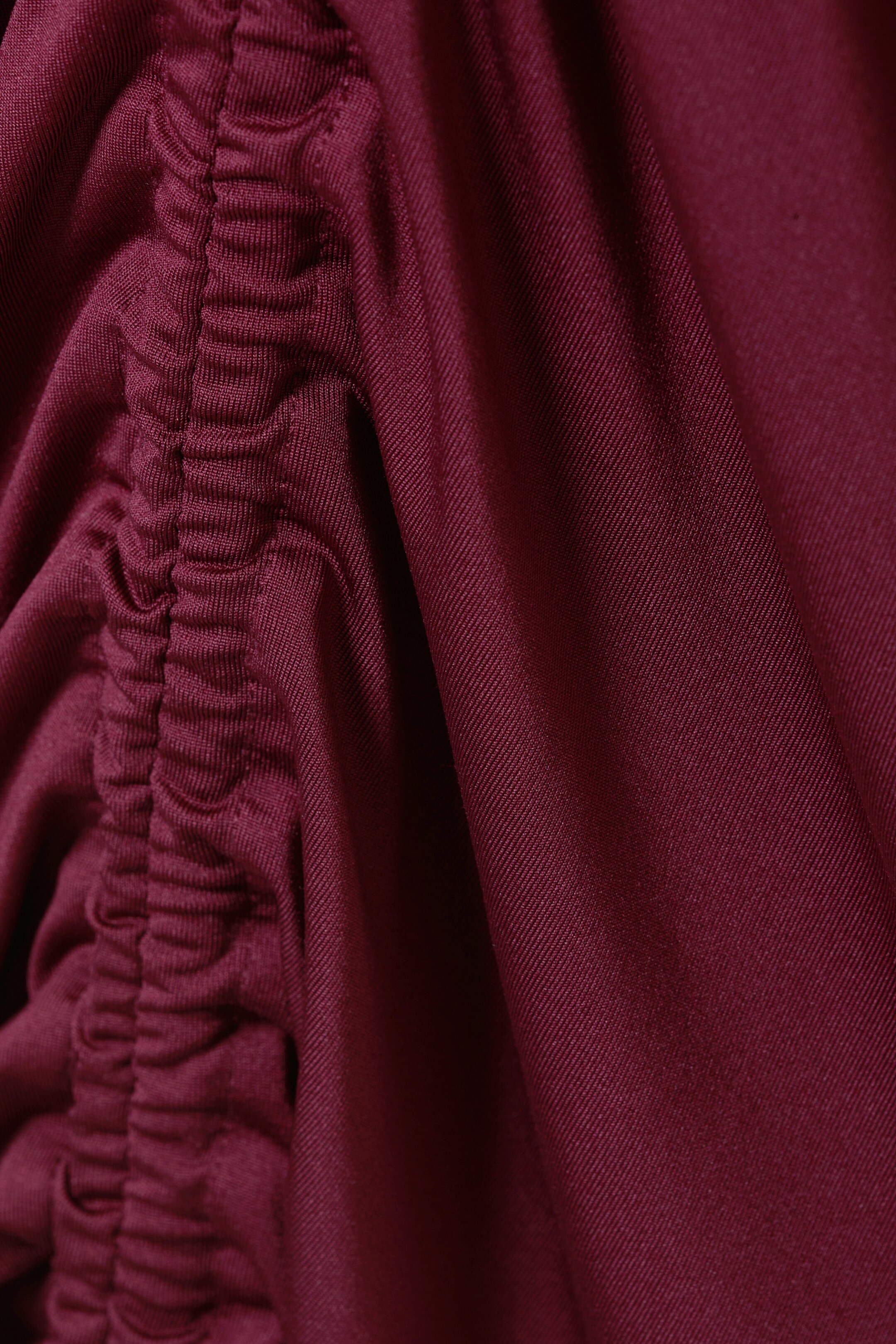 Größeres Bild ansehen: Gerafftes, schulterfreies Minikleid - Dunkelrot - Ladies | H&M DE 2