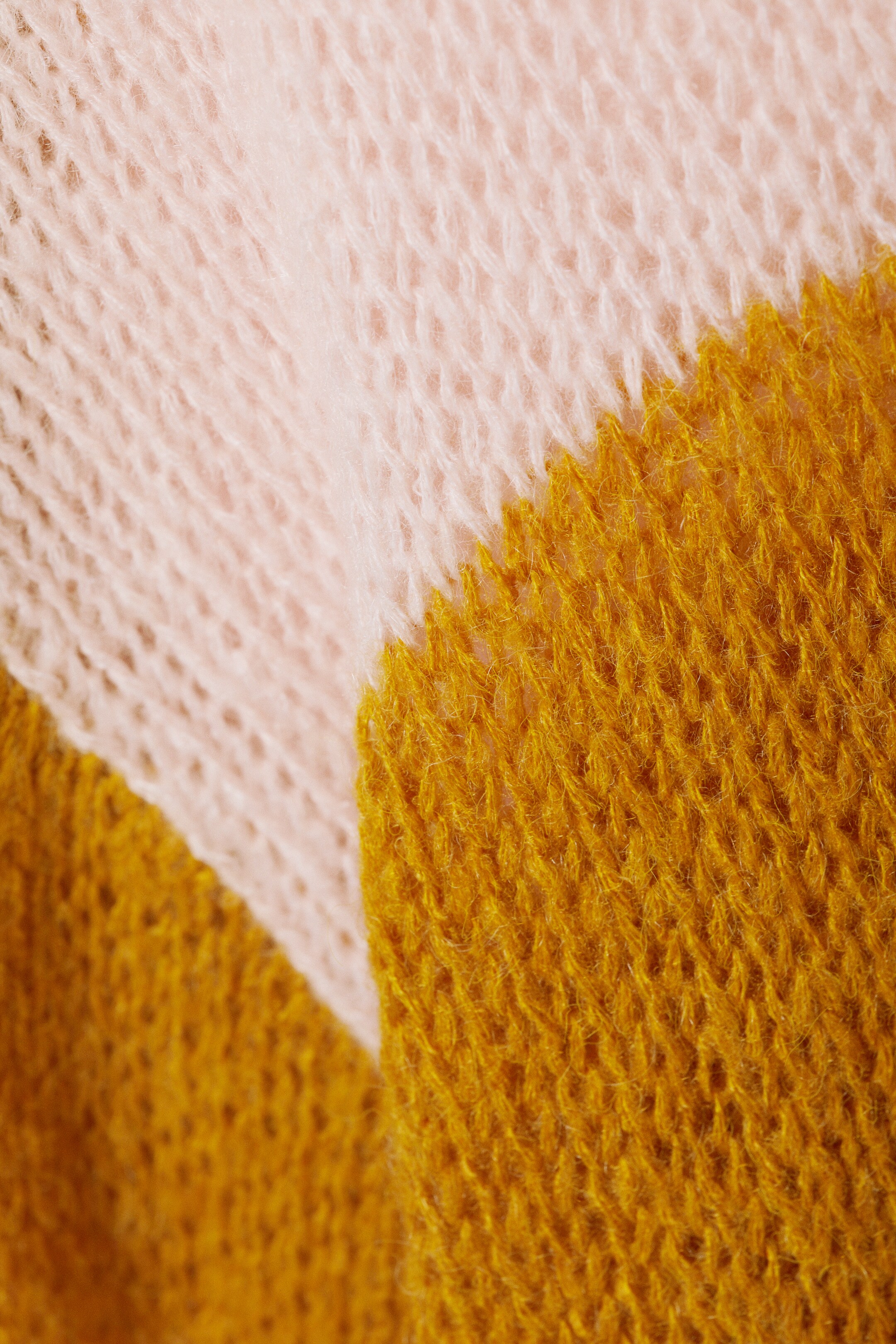 Se større billede: Oversized transparentstrikket sweater - Mørkegule og pink striber - DAME | H&M DK 2