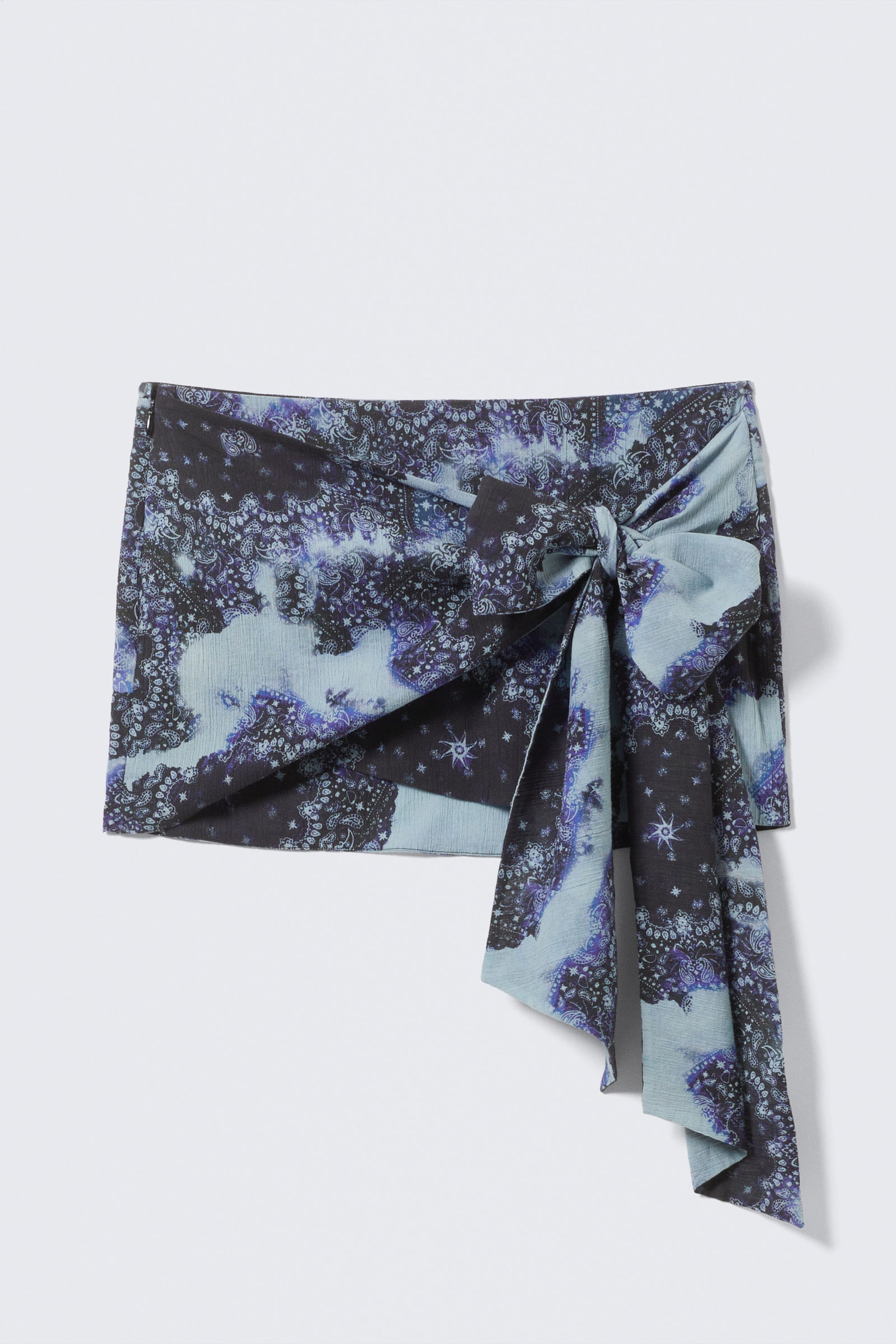 Blauer Halstuch-Print - Tief sitzender Wickelrock mit Print - 2