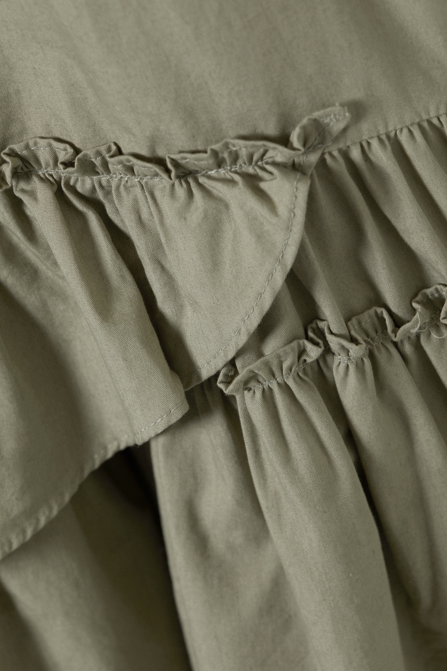 Sukienka mini oversize z falbankami - Zieleń khaki/Beżowy/Biały - 4
