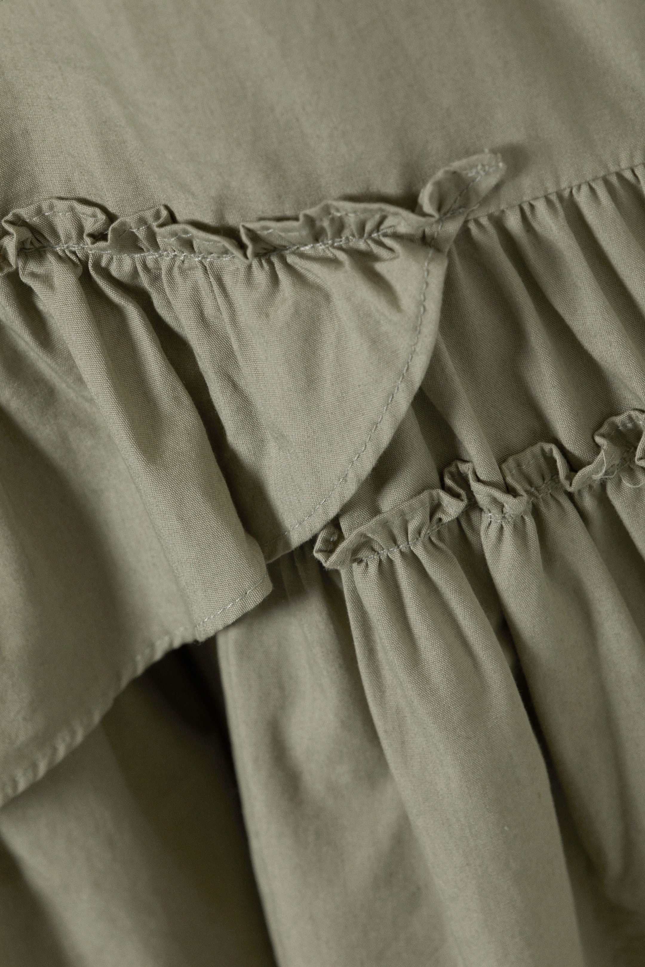 Kakigroen - Oversized mini-overhemdjurk met ruches - 5