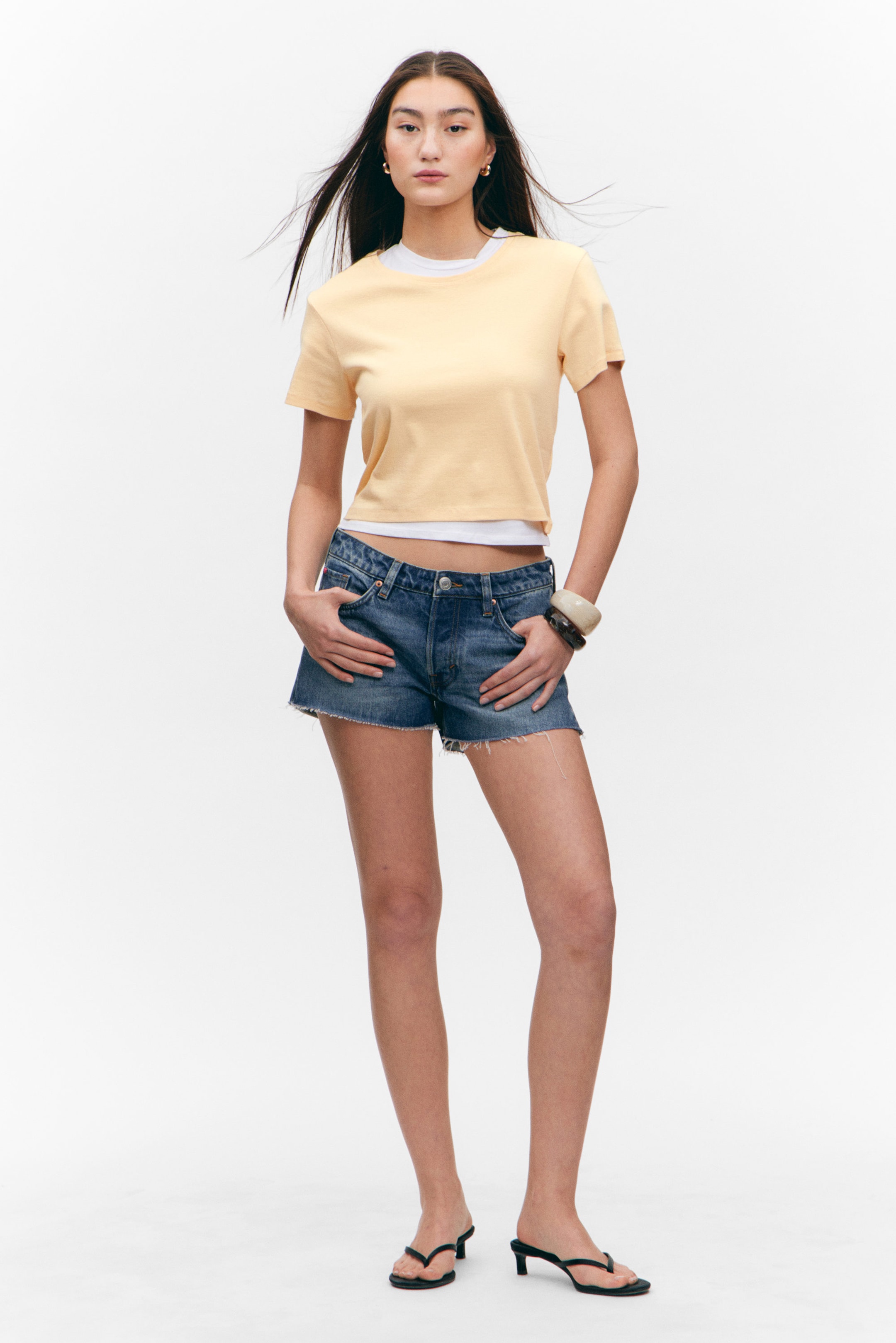 Hellgelb - Bauchfreies, körperbetontes Baumwoll-T-Shirt - 2