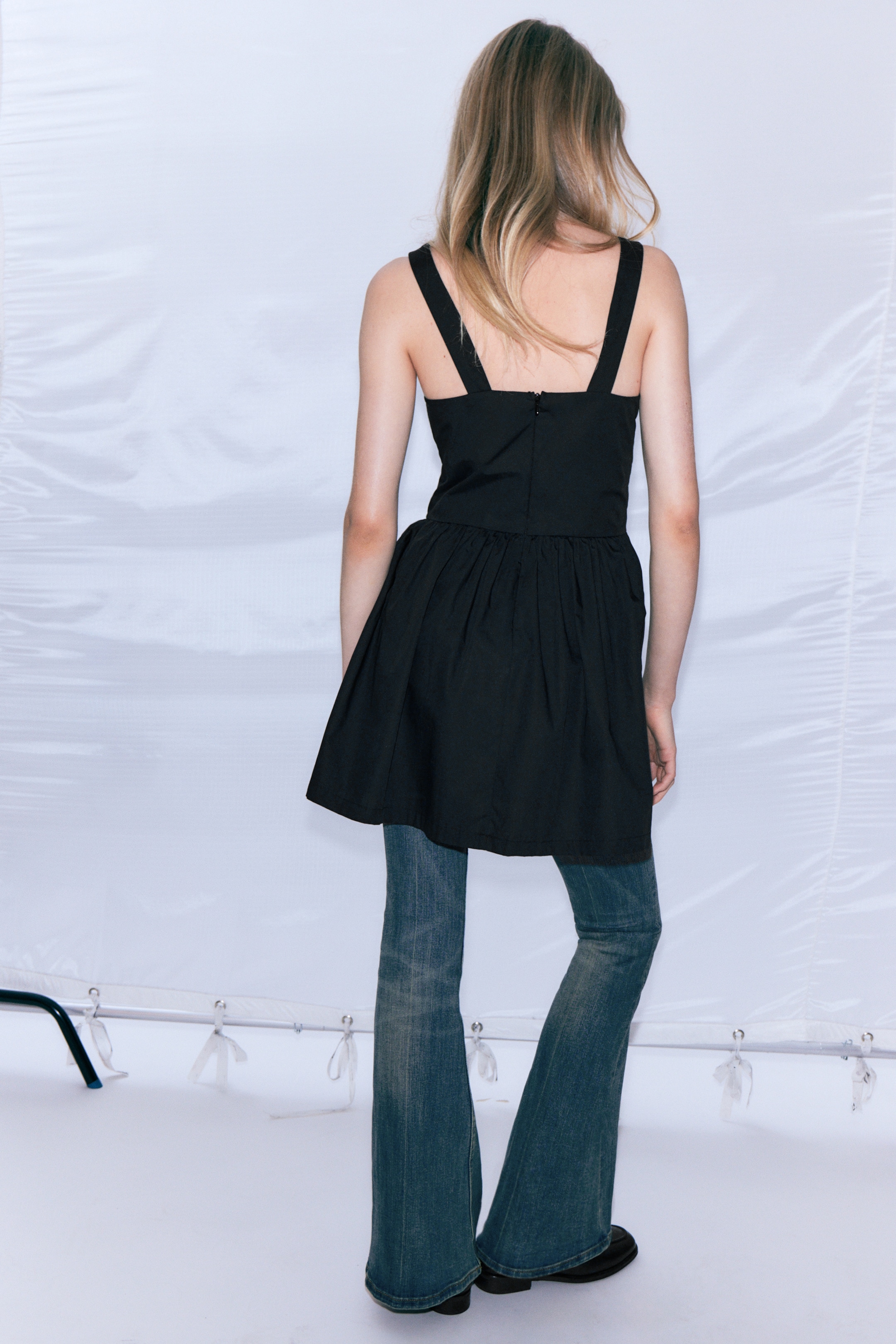 Grotere afbeelding bekijken: Gerimpelde mouwloze mini-jurk - Zwart - DAMES | H&M NL 3