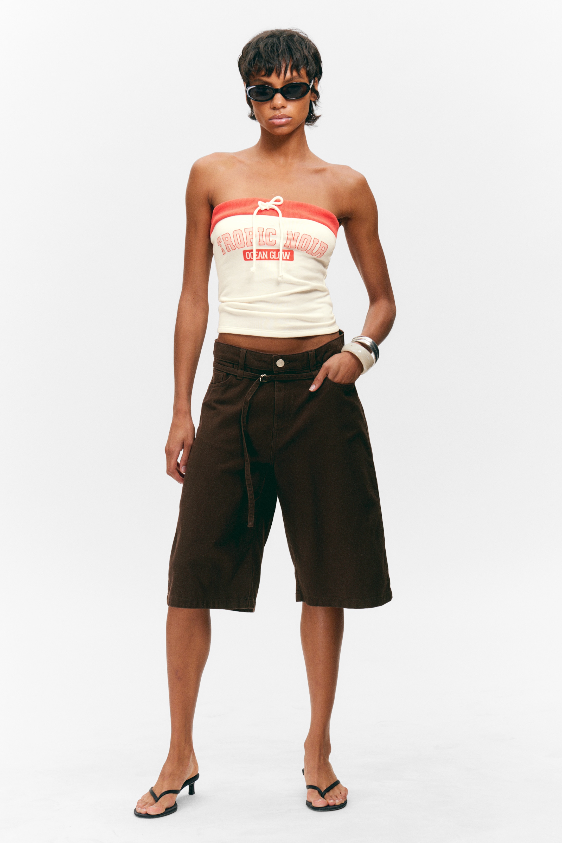 Visa större bild: Cargo jorts i bomulls-twill med låg midja - Mörkbrun - DAM | H&M SE 1