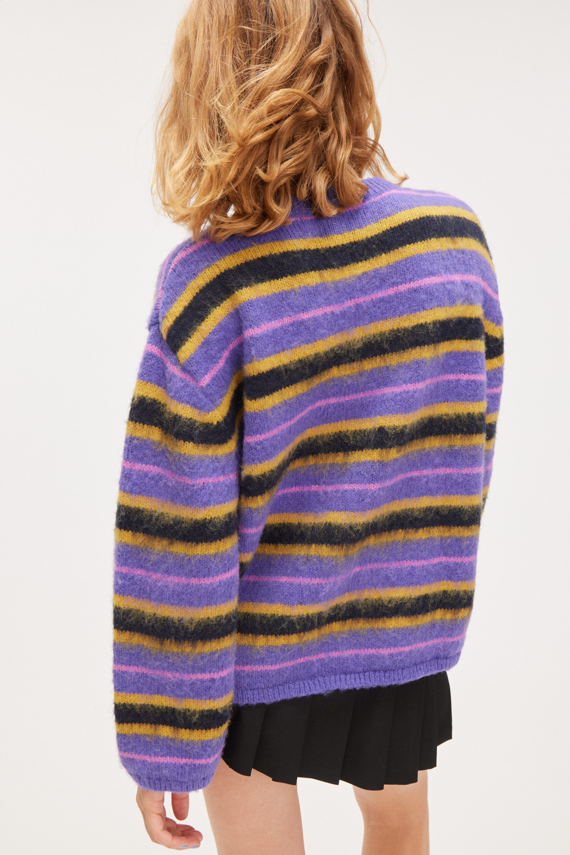 Lila mit mehrfarbigen Streifen - Flauschige Strickjacke - 2