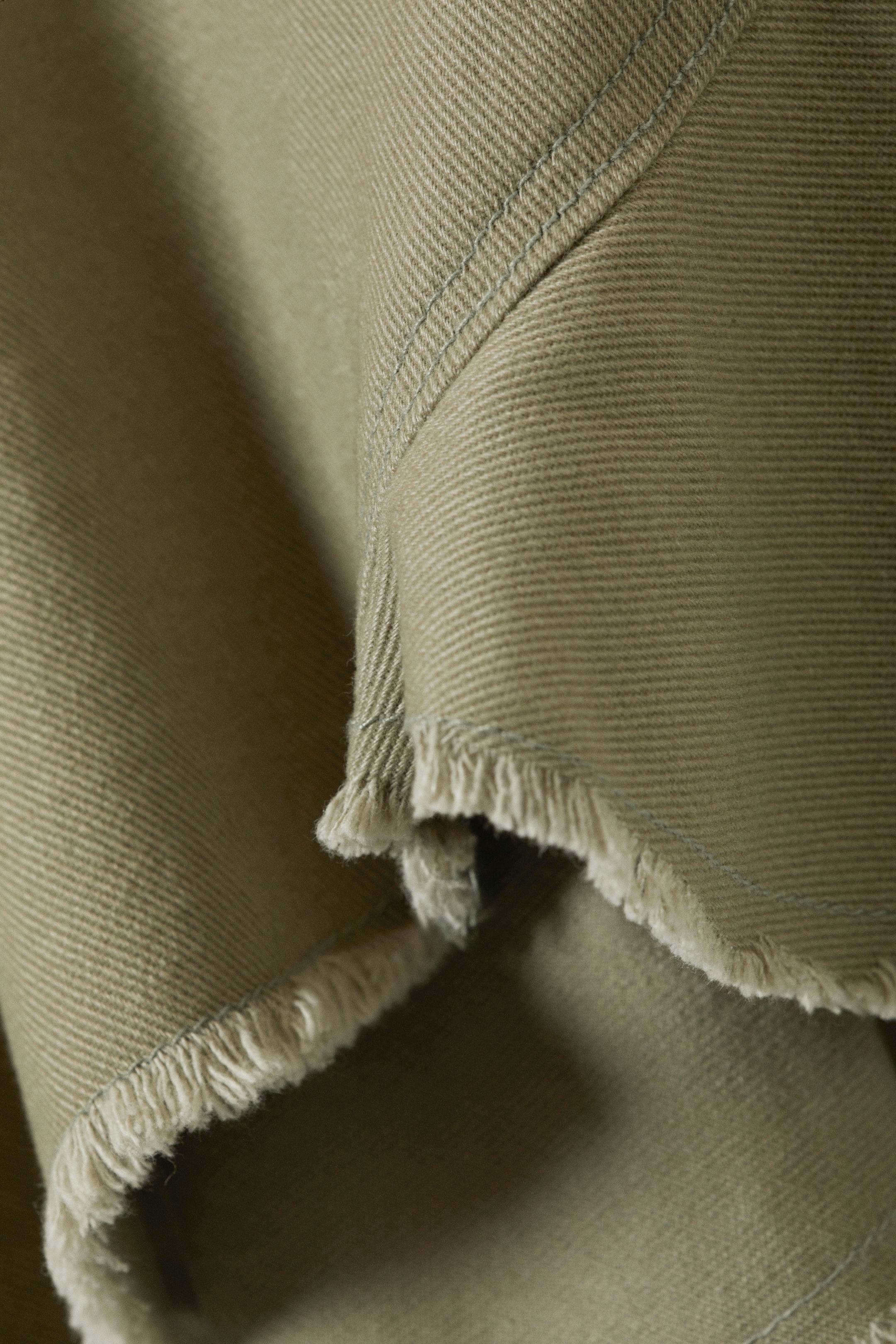 Agrandir l'image: Mini jupe asymétrique en twill frangée - Vert kaki - FEMME | H&M FR 6