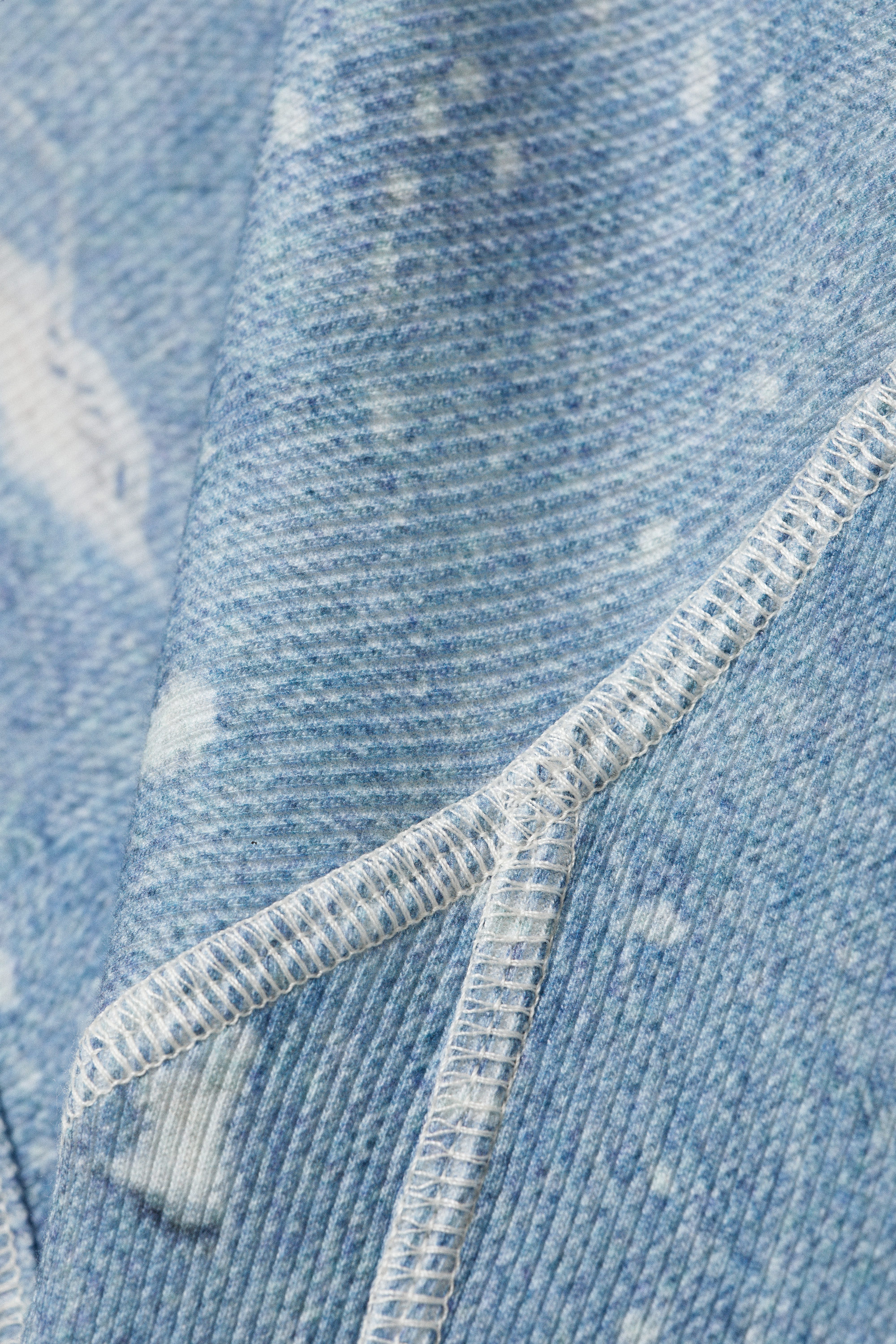 Blau - Used-Denim-Print - Schmal geschnittenes T-Shirt mit Kontrastnähten - 4